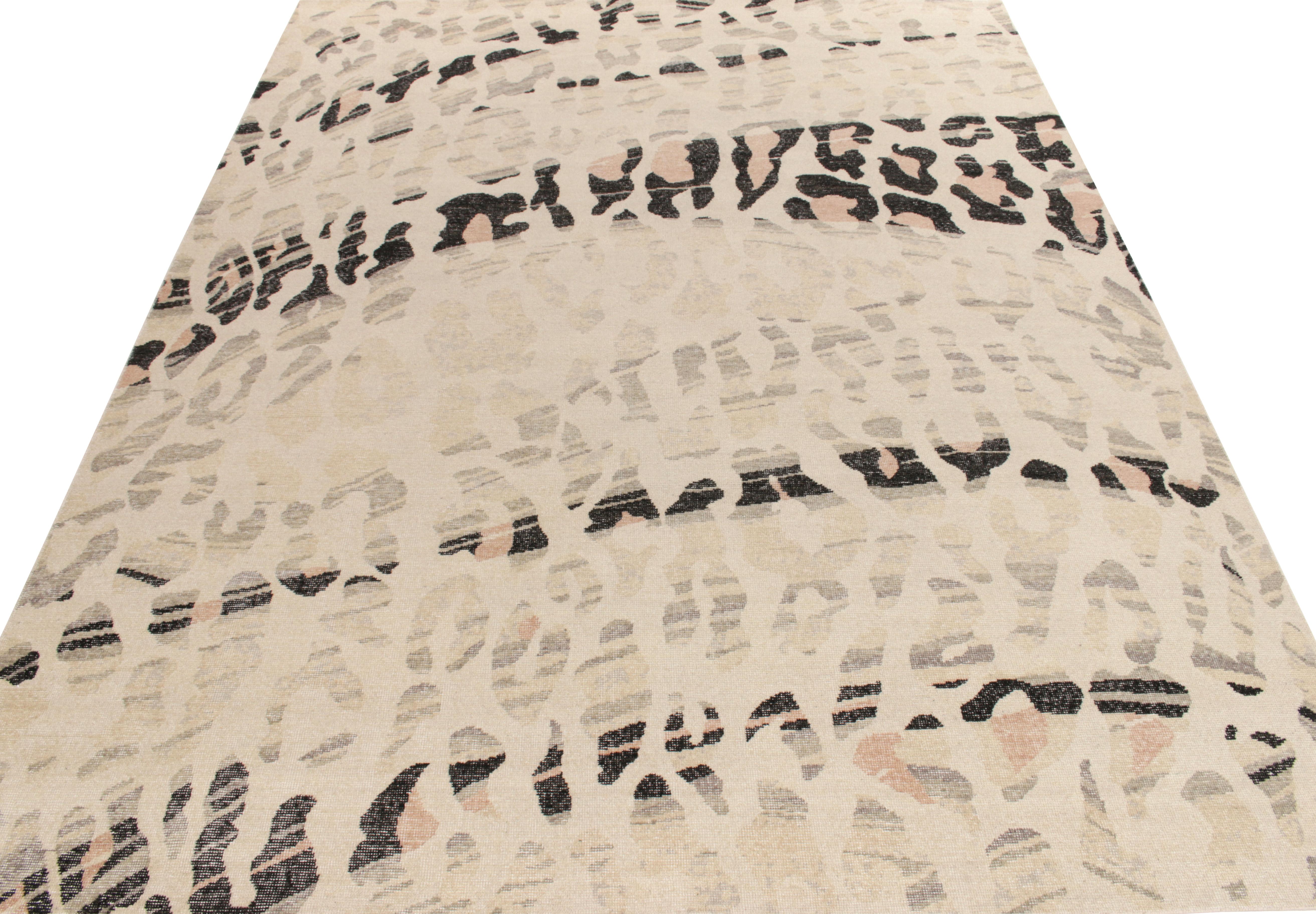 De la colección Homage de Rug & Kilim, una alfombra abstracta de 9x12 de estilo desgastado que muestra la unión de las sensibilidades abstracta y moderna de mediados de siglo reflejadas en la escala contemporánea como un estampado de leopardo en