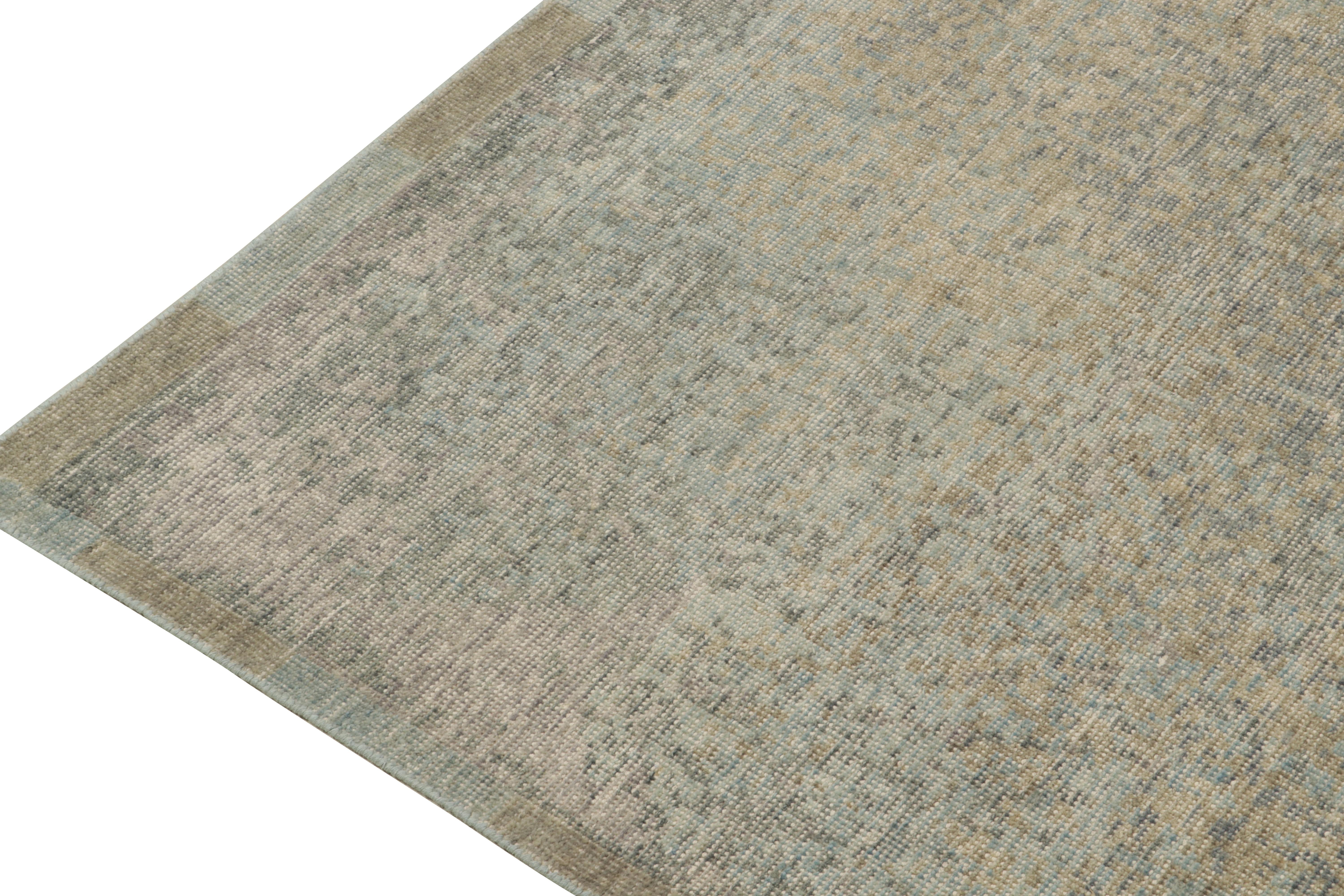 Noué à la main Rug & Kilim's Distressed Style Modern Rug in Blue, Beige Abstract Pattern (tapis moderne de style vieilli en bleu, motif abstrait en beige) en vente