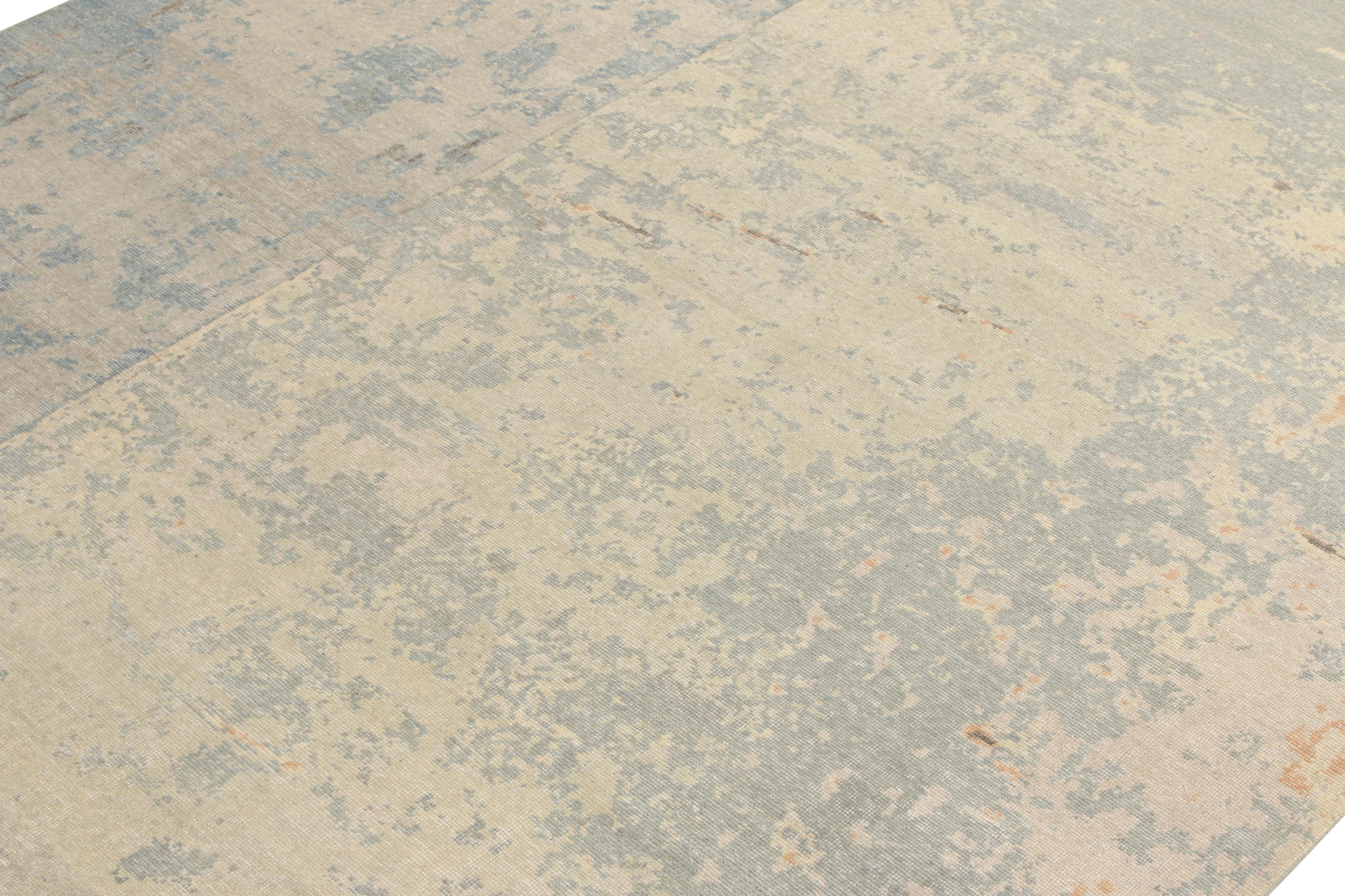 Rug & Kilim's Distressed Style Modern Rug in Blau, Grau, Beige Abstraktes Muster (Handgeknüpft) im Angebot