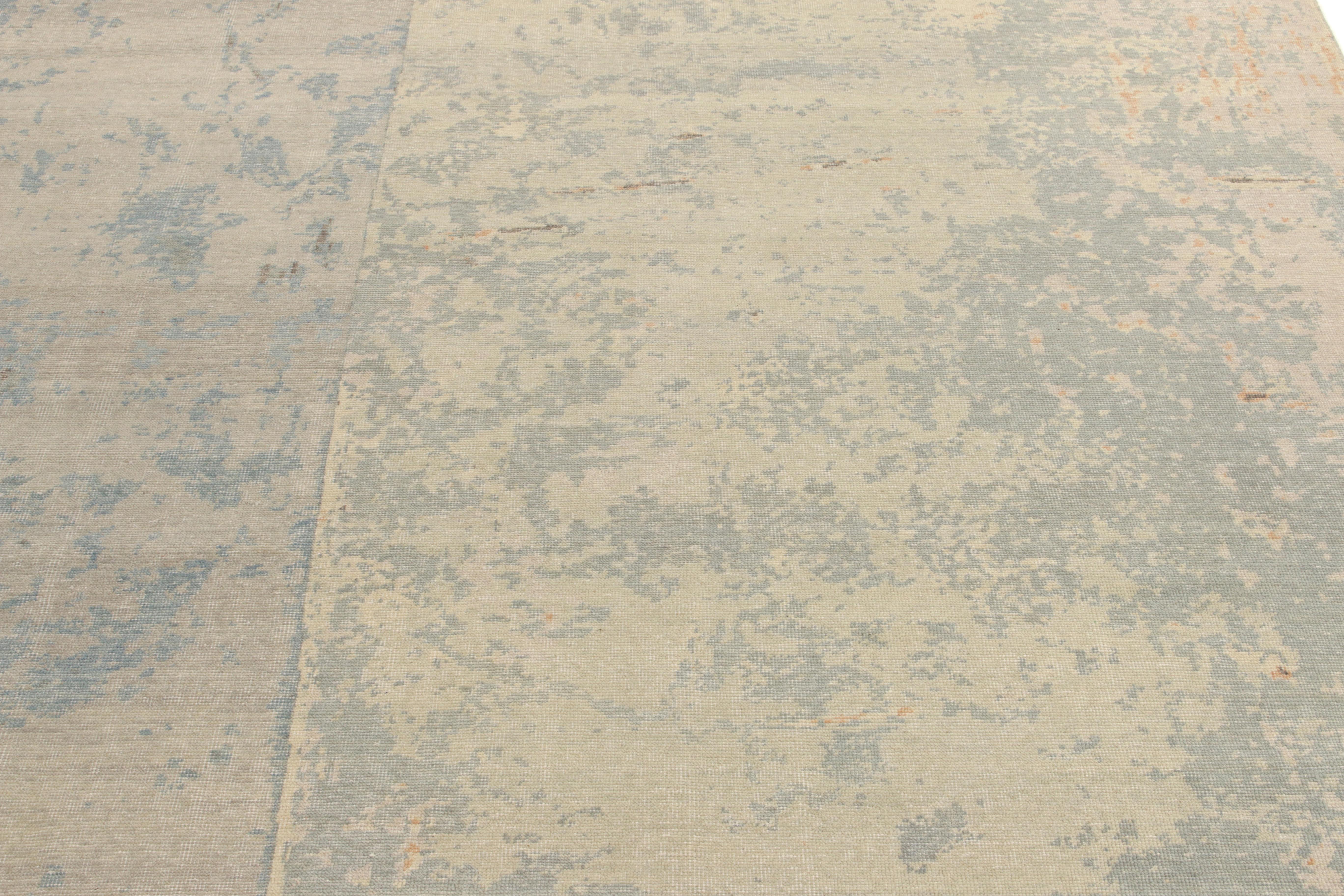 Rug & Kilim's Distressed Style Modern Rug in Blau, Grau, Beige Abstraktes Muster im Zustand „Neu“ im Angebot in Long Island City, NY
