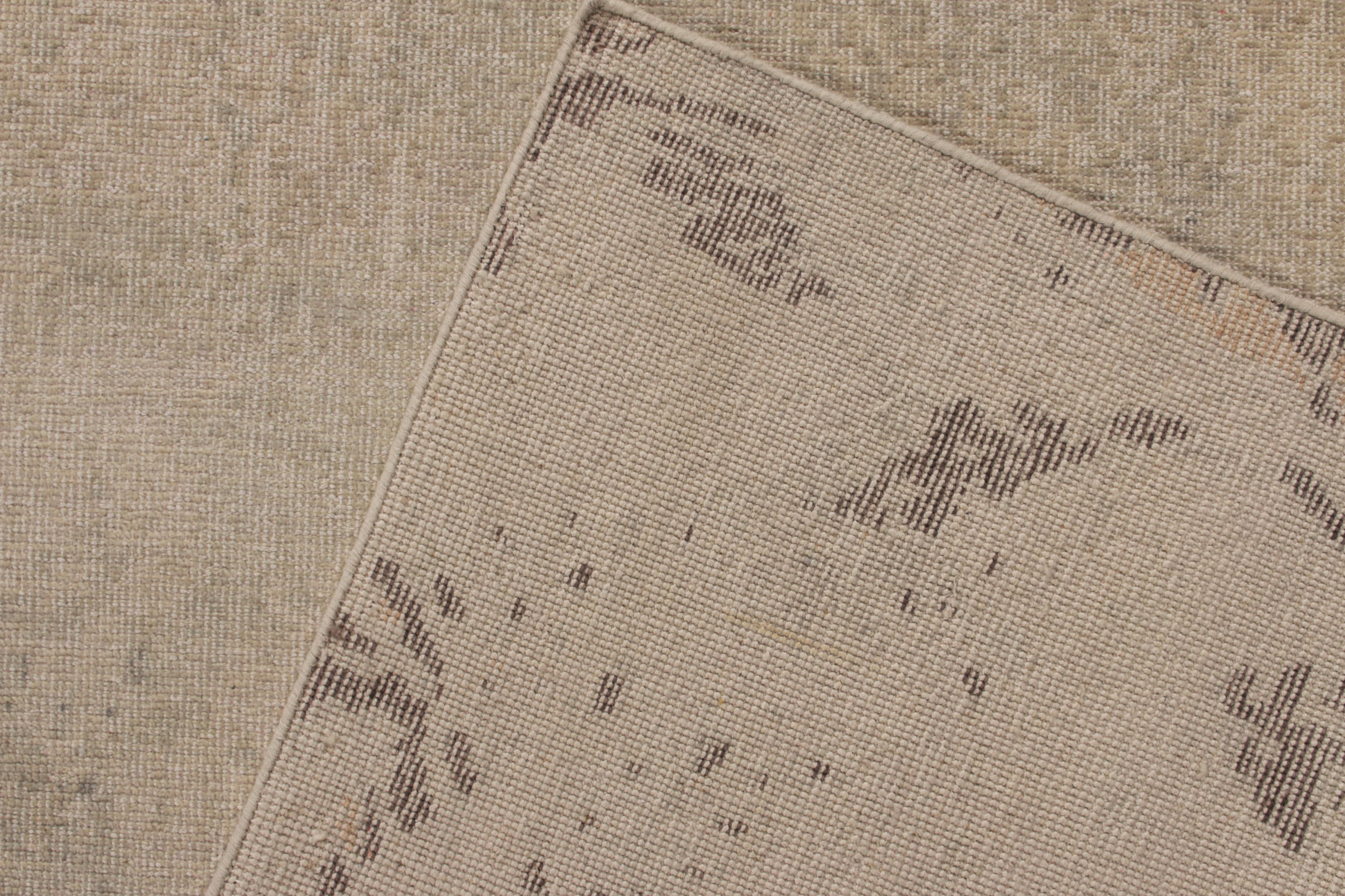 Rug & Kilim's Distressed Style Modern Rug in Cream, Brown, Golden Open Field In New Condition For Sale In Long Island City, NY