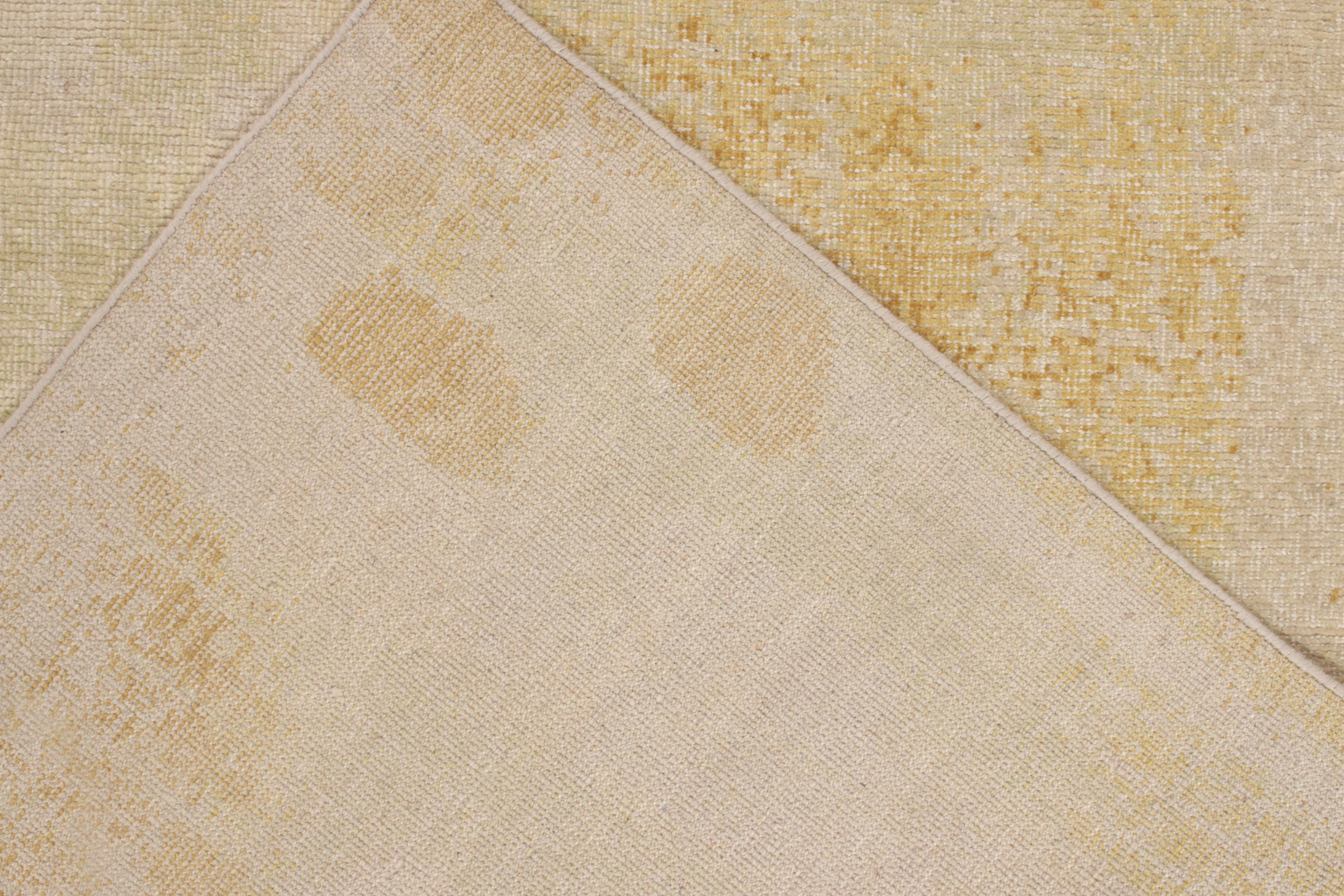 Teppich & Kelim''s Distressed Style Moderner Teppich in Creme, Gold, weißen Punkten Muster im Zustand „Neu“ im Angebot in Long Island City, NY