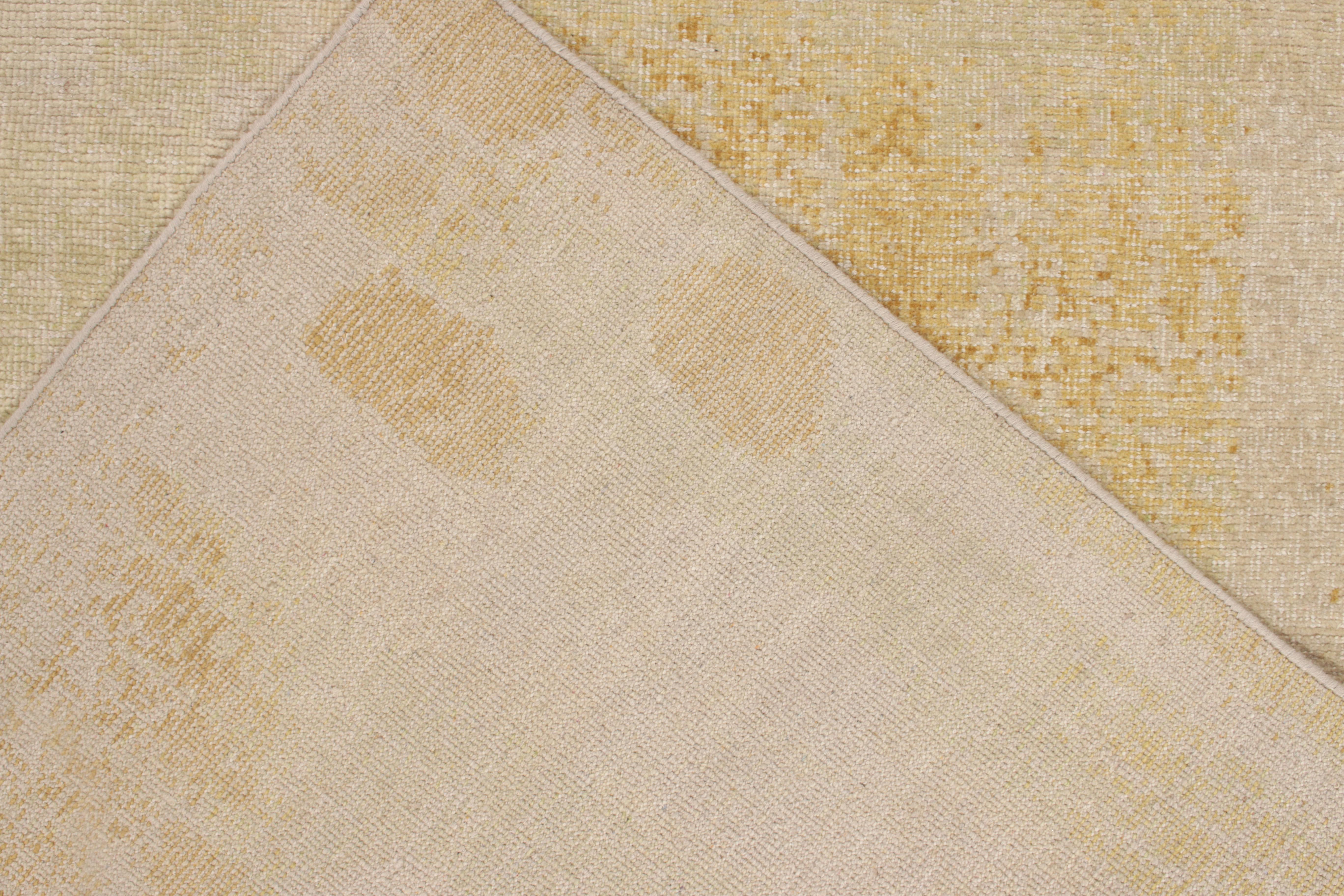 Rug & Kilim's Distressed Style Modern Rug in Cream, Gold, White Dots Pattern (Tapis moderne de style vieilli avec motifs de points crème, or et blancs) Neuf - En vente à Long Island City, NY