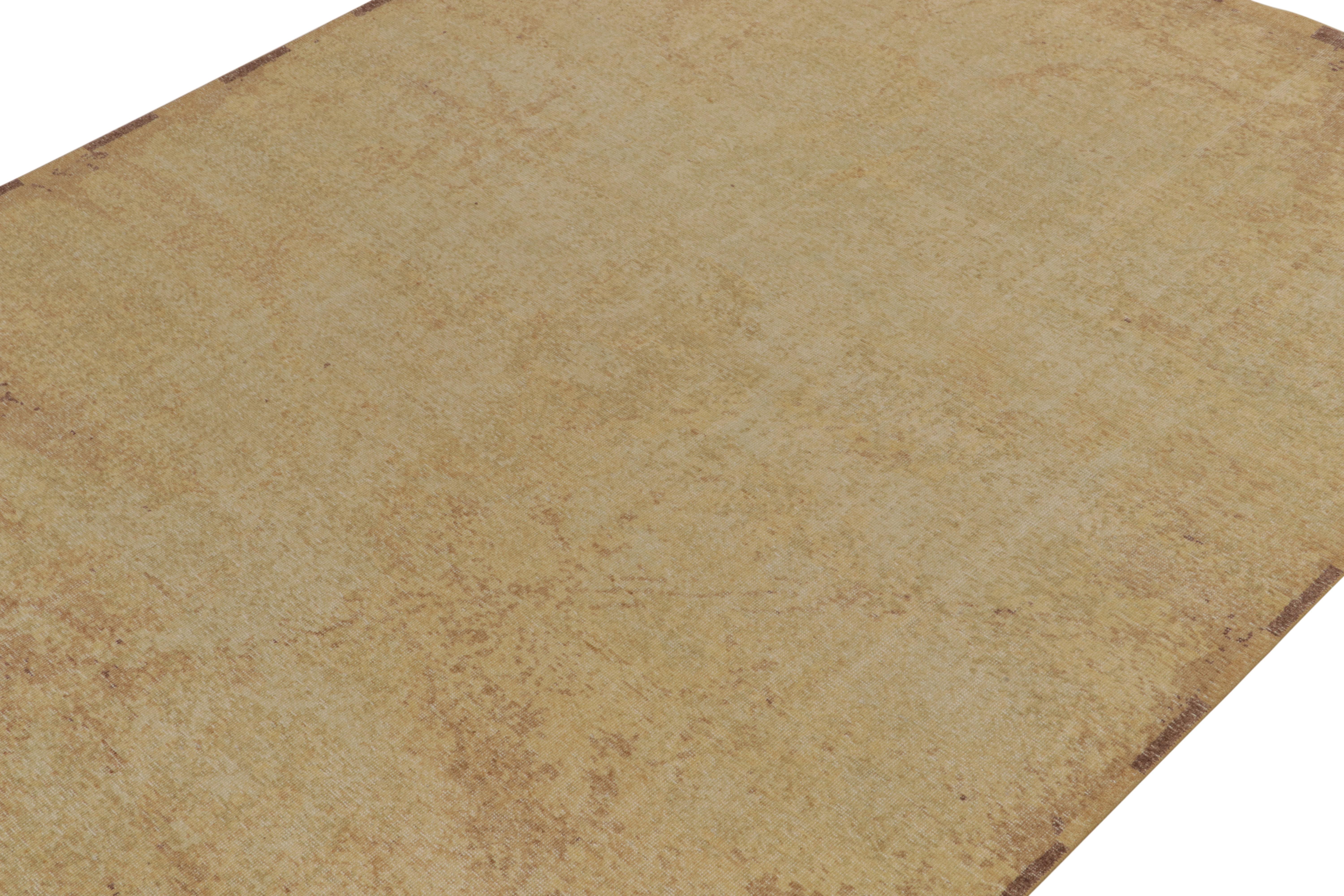 Rug & Kilim's Modern Rug im Distressed-Stil in Gold, Brown Abstract Pattern (Indisch) im Angebot