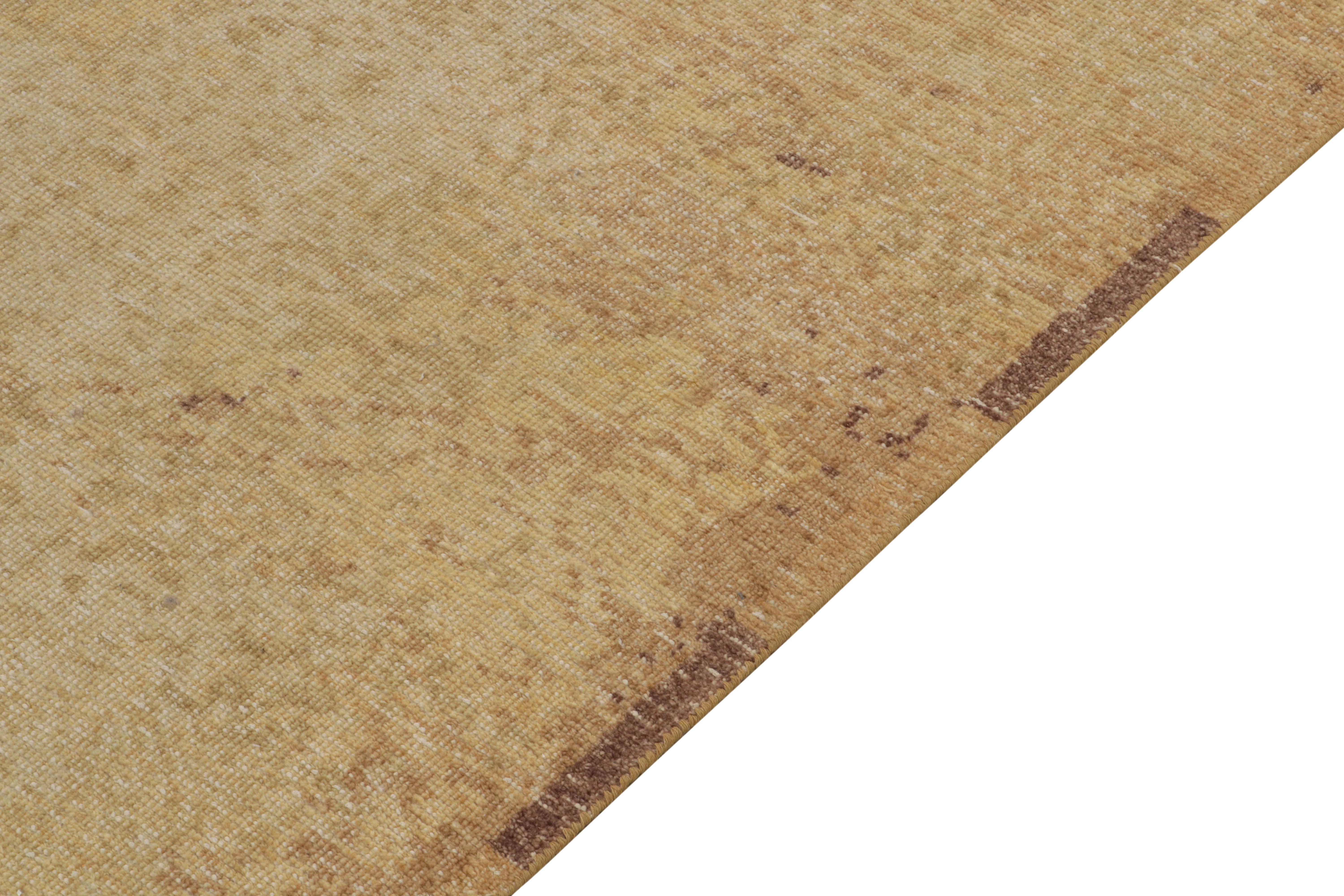 Rug & Kilim's Modern Rug im Distressed-Stil in Gold, Brown Abstract Pattern (Handgeknüpft) im Angebot