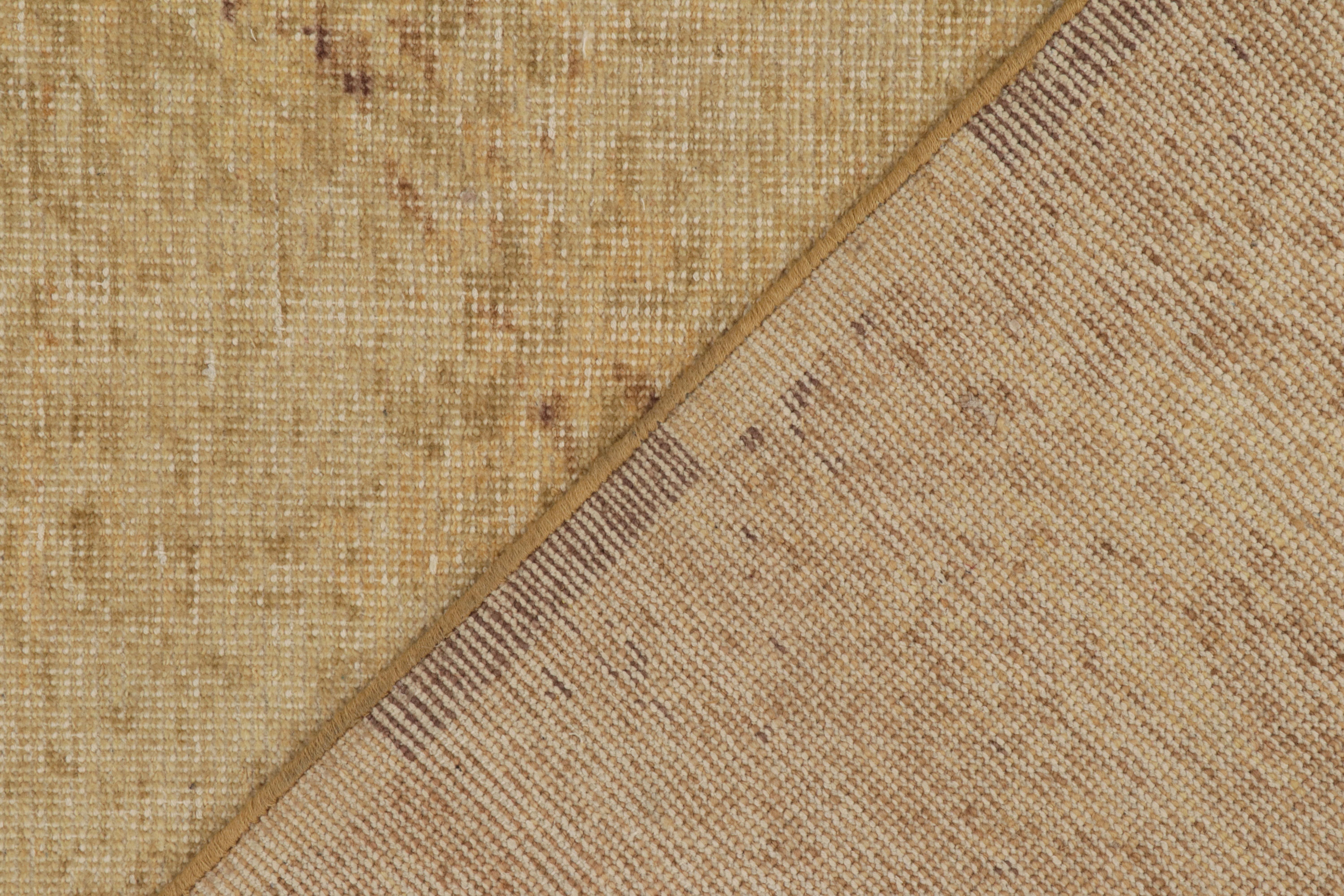 Rug & Kilim's Modern Rug im Distressed-Stil in Gold, Brown Abstract Pattern im Zustand „Neu“ im Angebot in Long Island City, NY