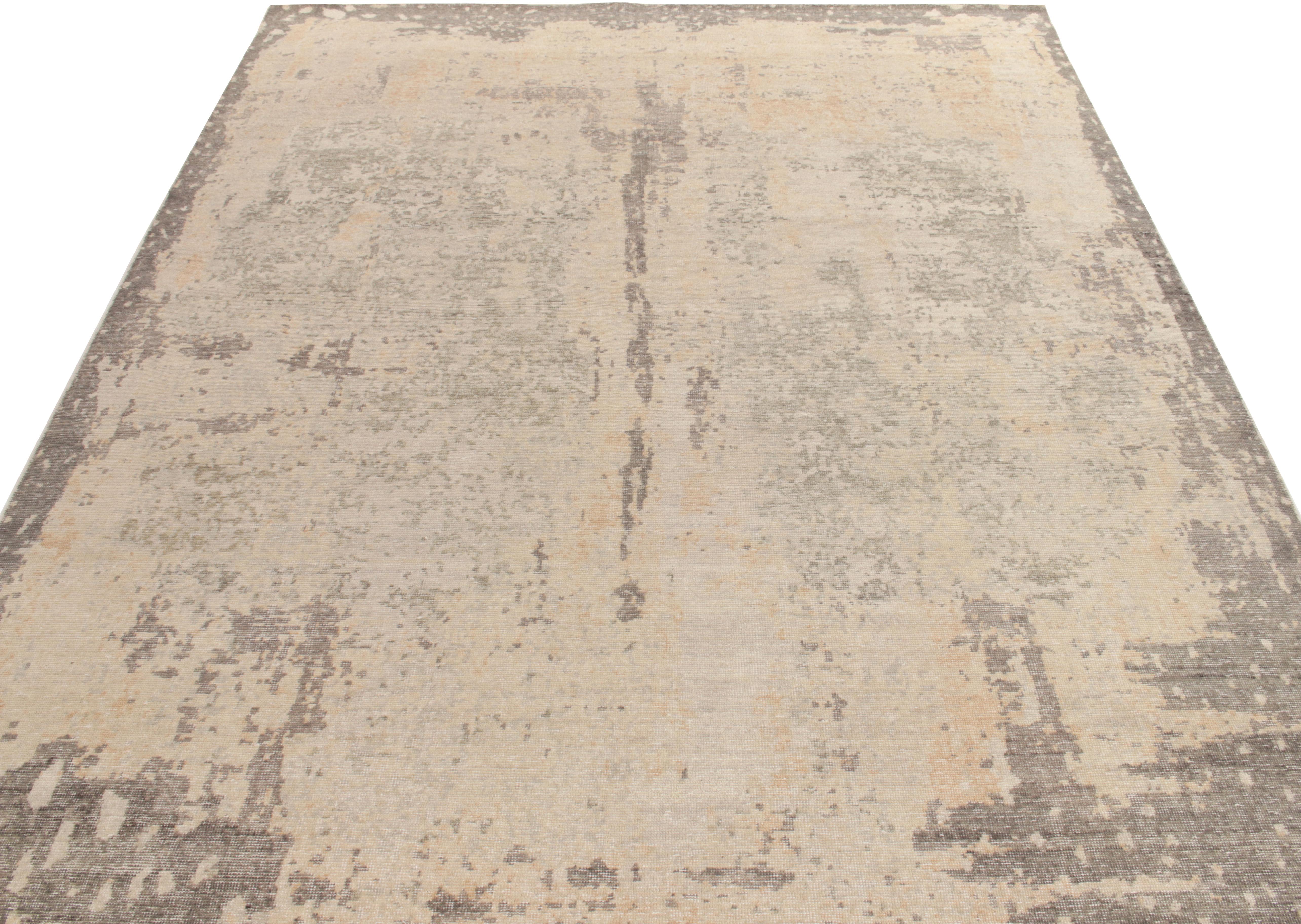 Issu de la collection Homage de Rug & Kilim, un tapis abstrait 9 x 12 de style vieilli dans des coloris argent/gris, crème et beige jouant sur le négatif positif qui s'accorde parfaitement avec l'ambiance shabby chic de cette célèbre ligne.