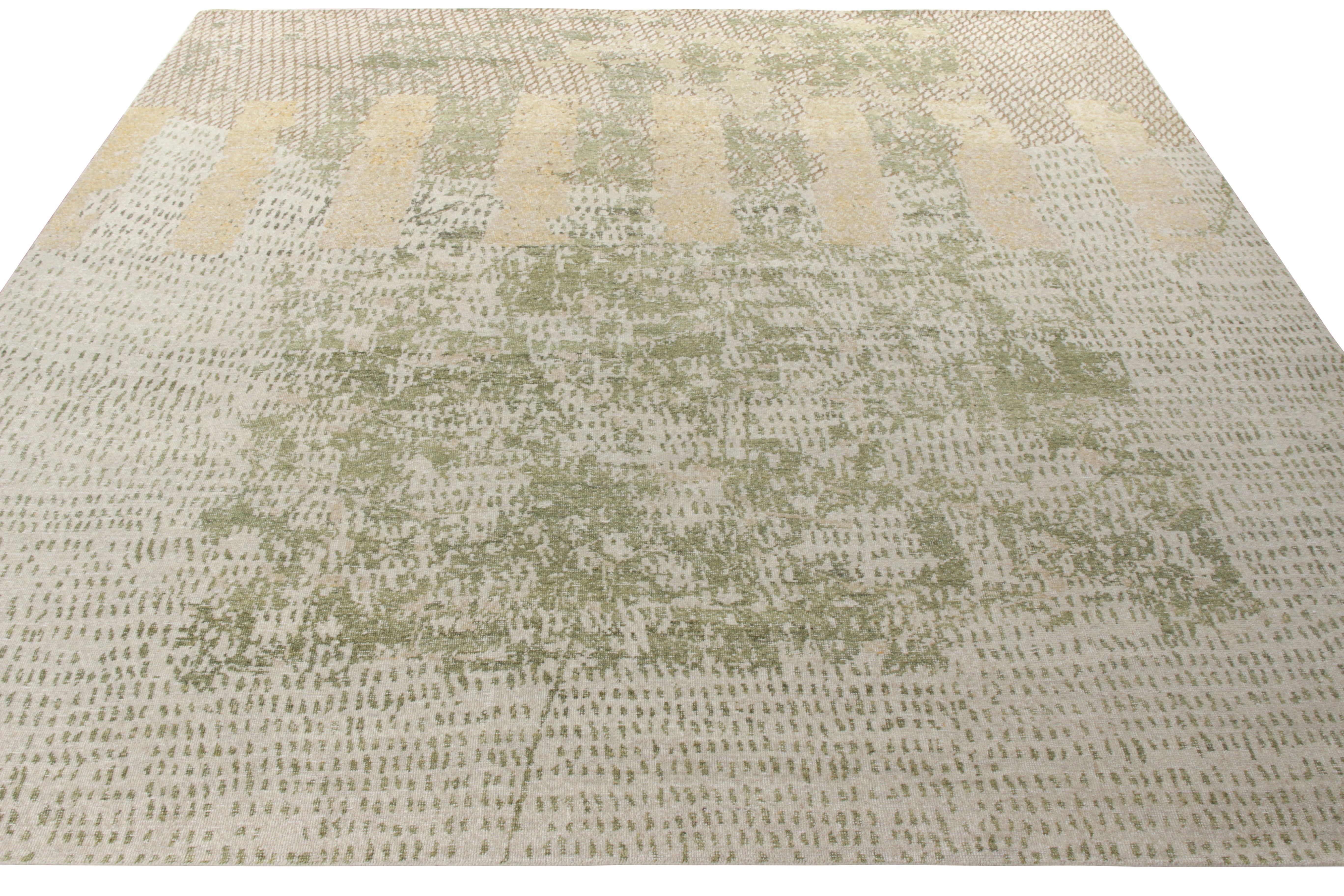 Autre Rug & Kilim's Distressed Style Modernity Rug in Green, Beige Abstract Pattern (tapis moderne de style vieilli en vert, motif abstrait en beige) en vente