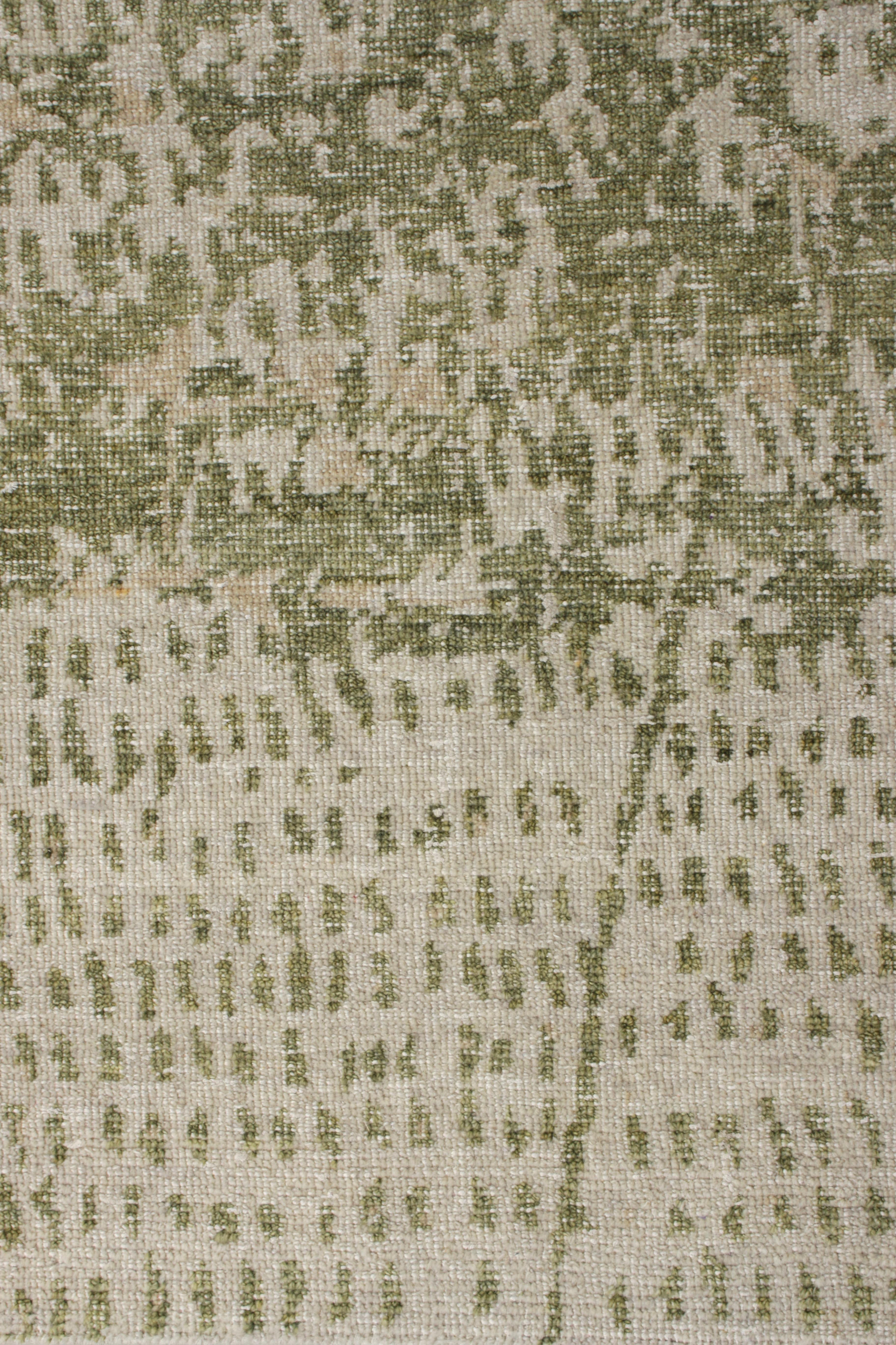 Indien Rug & Kilim's Distressed Style Modernity Rug in Green, Beige Abstract Pattern (tapis moderne de style vieilli en vert, motif abstrait en beige) en vente