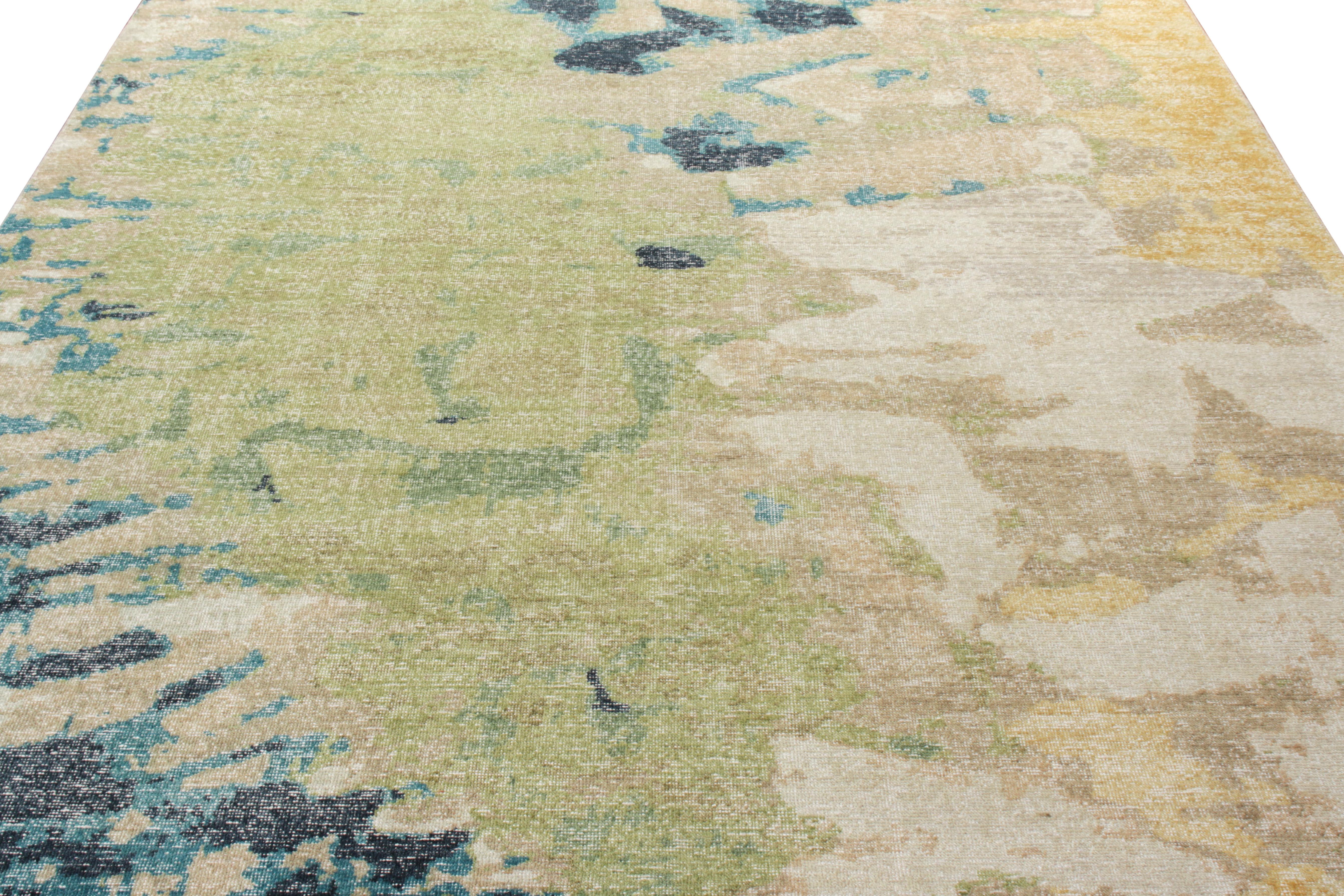 Noué à la main en laine, un tapis 9 X 12 de la collection Homage de Rug & Kilim. La vision prend vie dans un style abstrait où le tapis incarne un thème pictural - des tons élégants de bleu et de vert ponctués avec goût de jaune et de beige-brun où