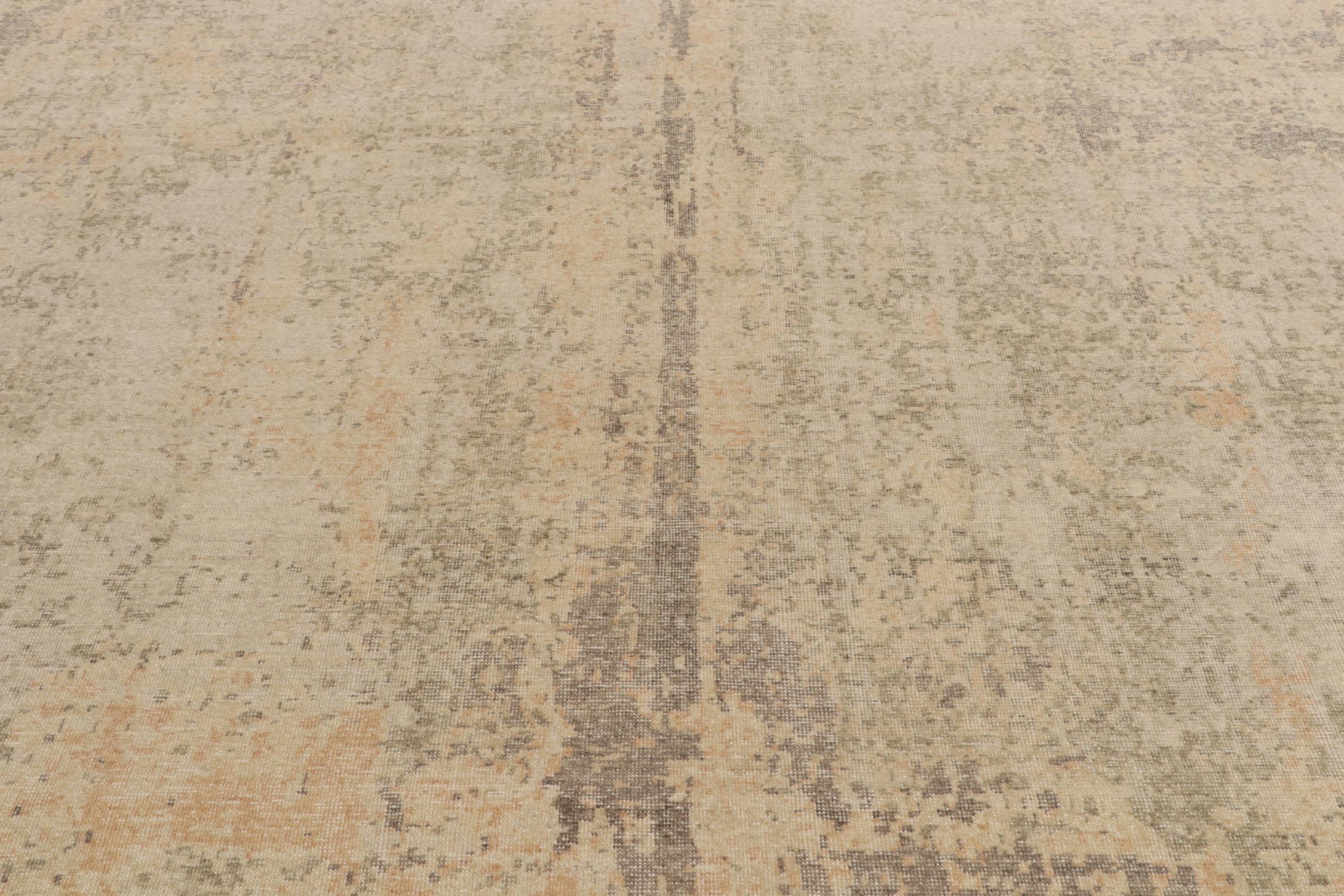 Moderne Rug & Kilim's Distressed Style Modern Rug in Grey & Beige Abstract Pattern (Tapis moderne de style vieilli à l'ancienne à motif abstrait gris et beige) en vente