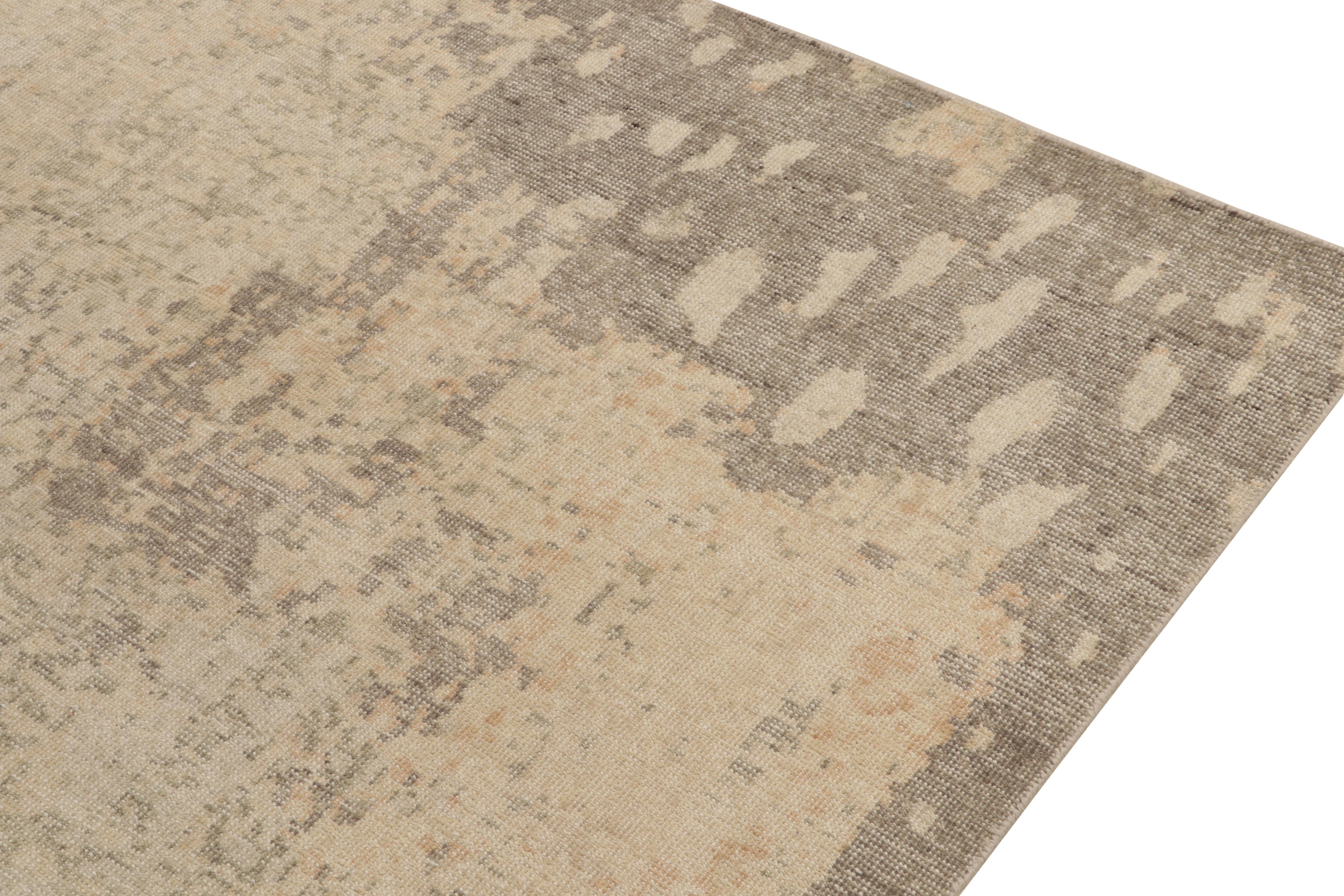 Noué à la main Rug & Kilim's Distressed Style Modern Rug in Grey & Beige Abstract Pattern (Tapis moderne de style vieilli à l'ancienne à motif abstrait gris et beige) en vente