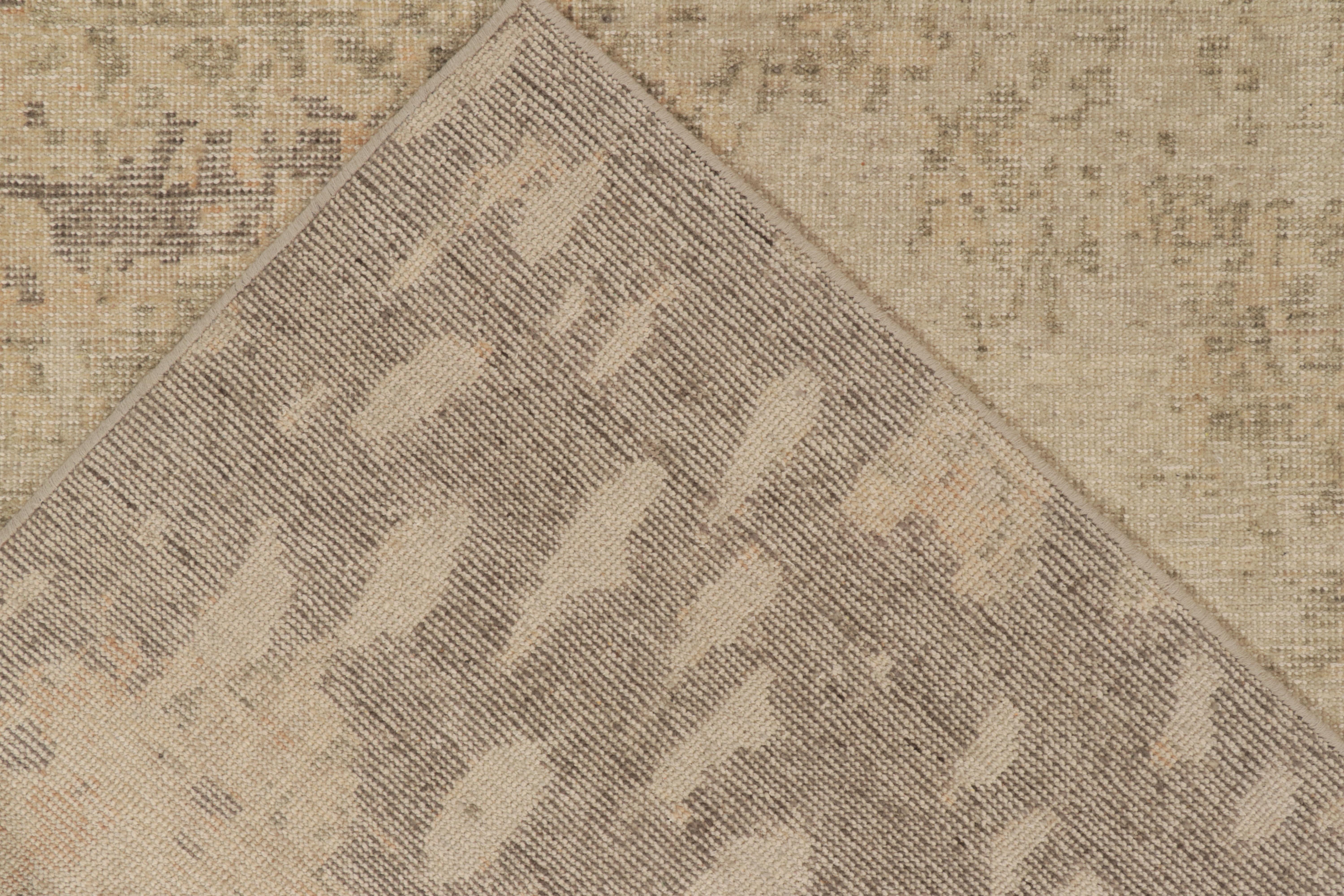 Rug & Kilim's Distressed Style Modern Rug in Grey & Beige Abstract Pattern (Tapis moderne de style vieilli à l'ancienne à motif abstrait gris et beige) Neuf - En vente à Long Island City, NY