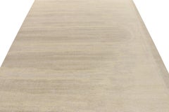 Rug & Kilim è un tappeto moderno in stile Distressed di colore grigio, beige e marrone con motivi astratti.