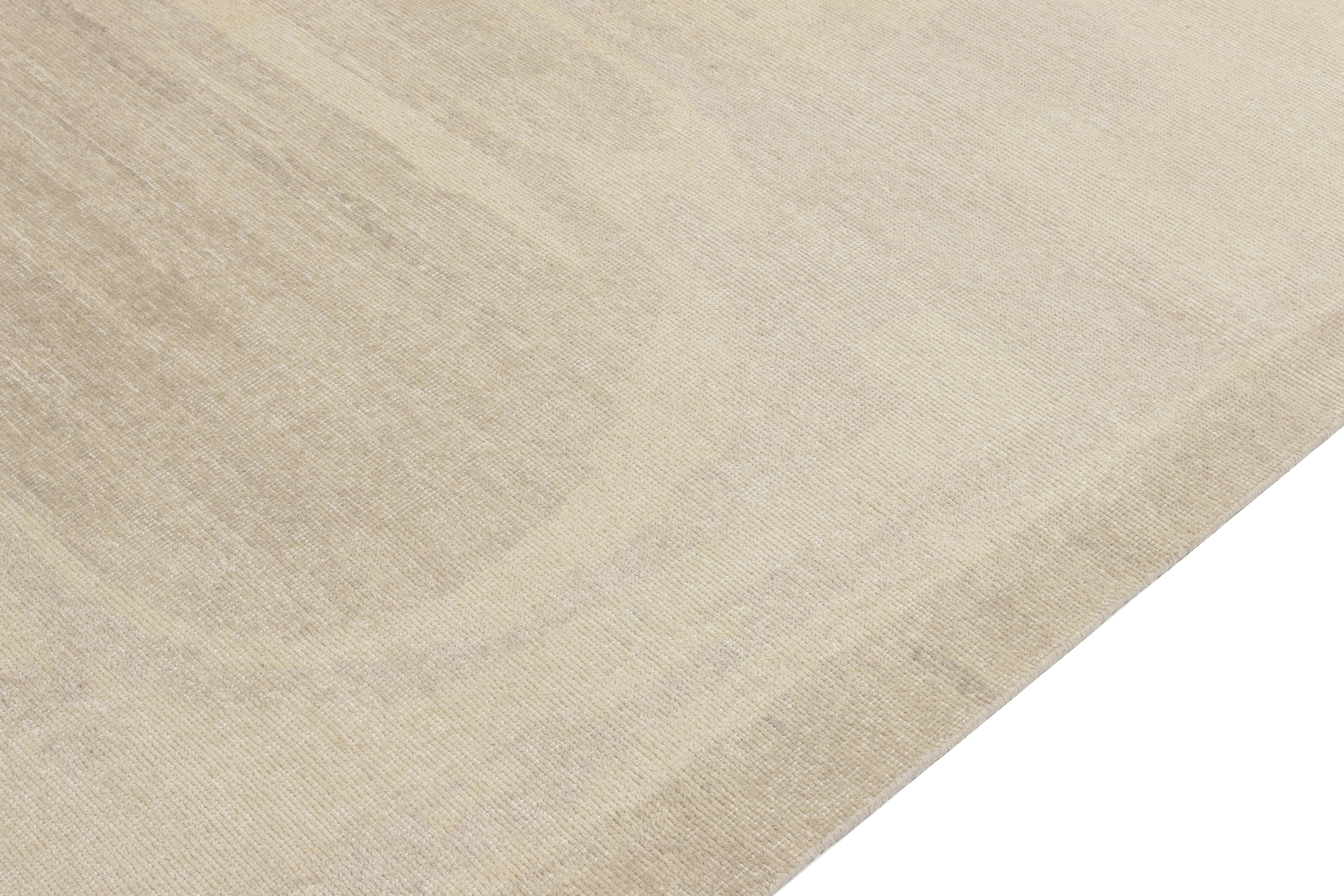 Annodato a mano Rug & Kilim è un tappeto moderno in stile Distressed di colore grigio, beige e marrone con motivi astratti. in vendita