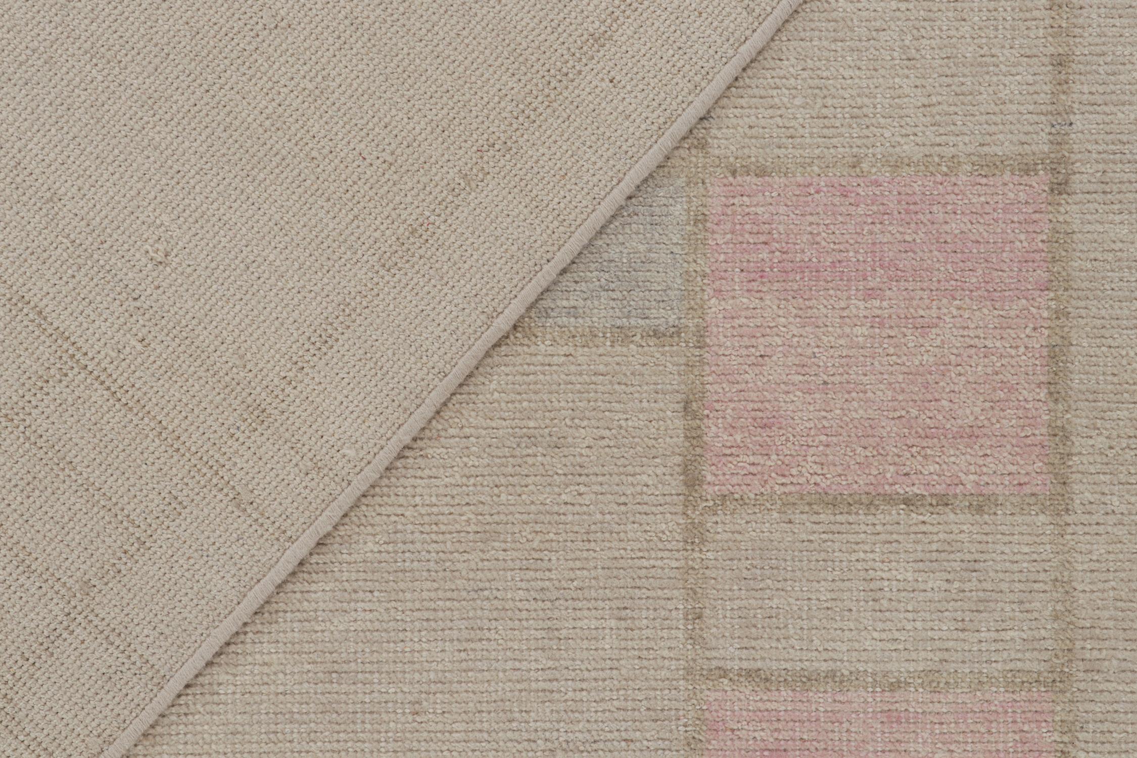 XXIe siècle et contemporain Rug & Kilim's Distressed Style Modern Rug in Polychromatic Geometric Patterns (tapis moderne de style vieilli aux motifs géométriques polychromes) en vente