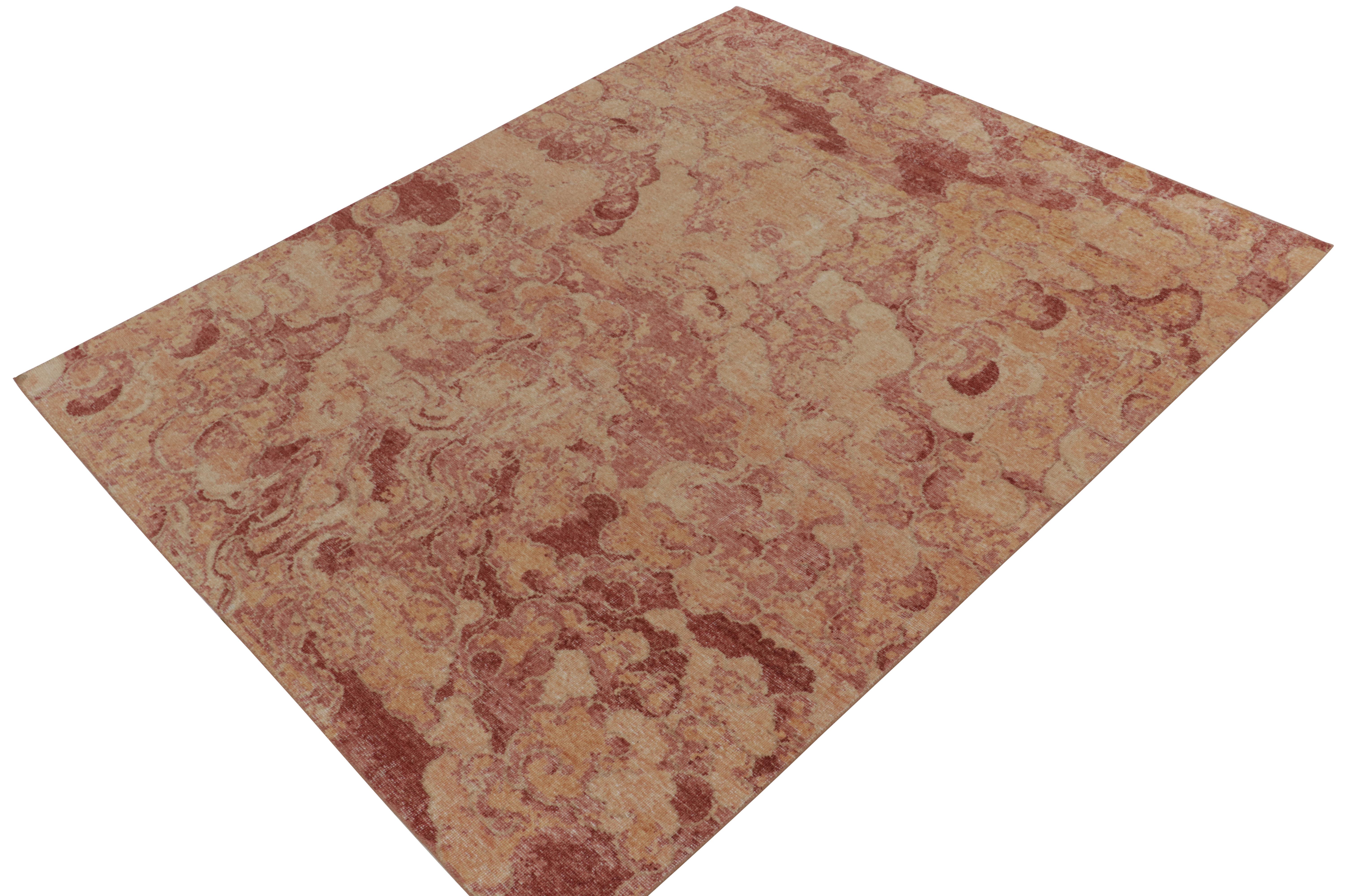 Issu de la collection Homage de Rug & Kilim, ce tapis abstrait 8x10 de style vieilli reflète des courbes ondulantes aux délicieux tons rouge-brun et orange-or luxuriants. Le dessin s'exprime à la manière d'une peinture, presque comme une belle