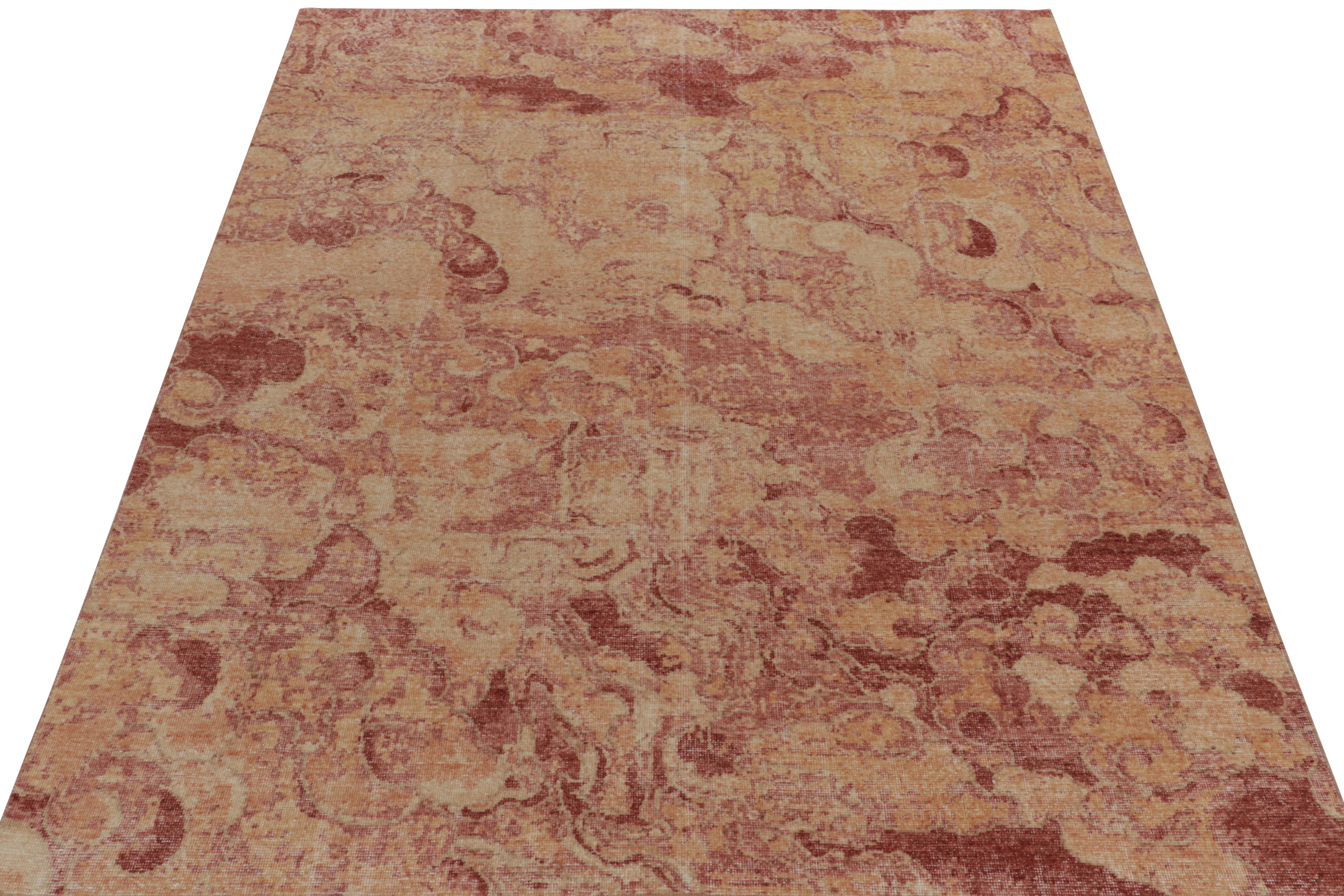Moderne Rug & Kilim's Distressed Style Modern Rug in Red & Gold Abstract Pattern (Tapis moderne au style vieilli avec un motif abstrait rouge et or) en vente