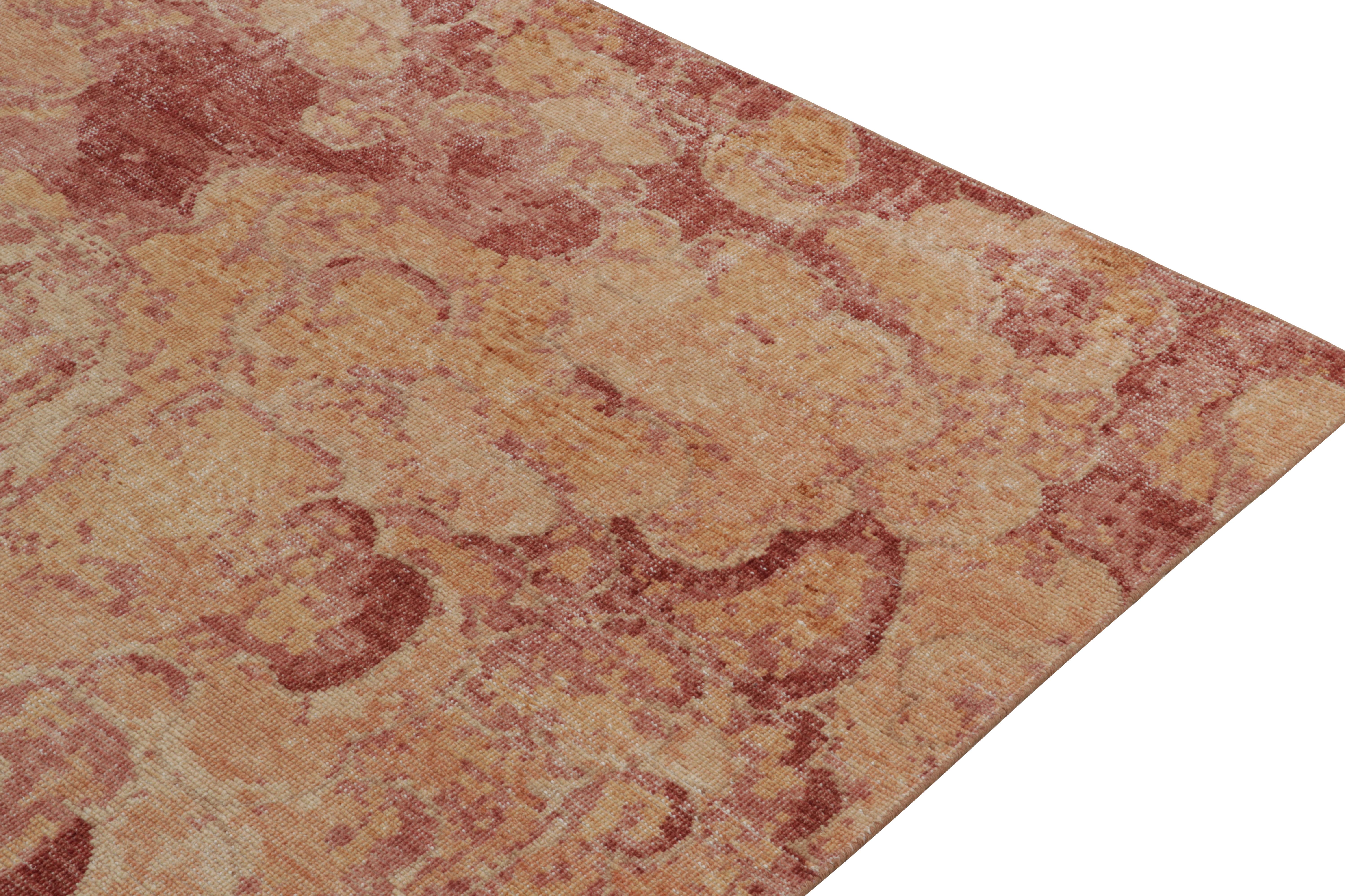 Noué à la main Rug & Kilim's Distressed Style Modern Rug in Red & Gold Abstract Pattern (Tapis moderne au style vieilli avec un motif abstrait rouge et or) en vente