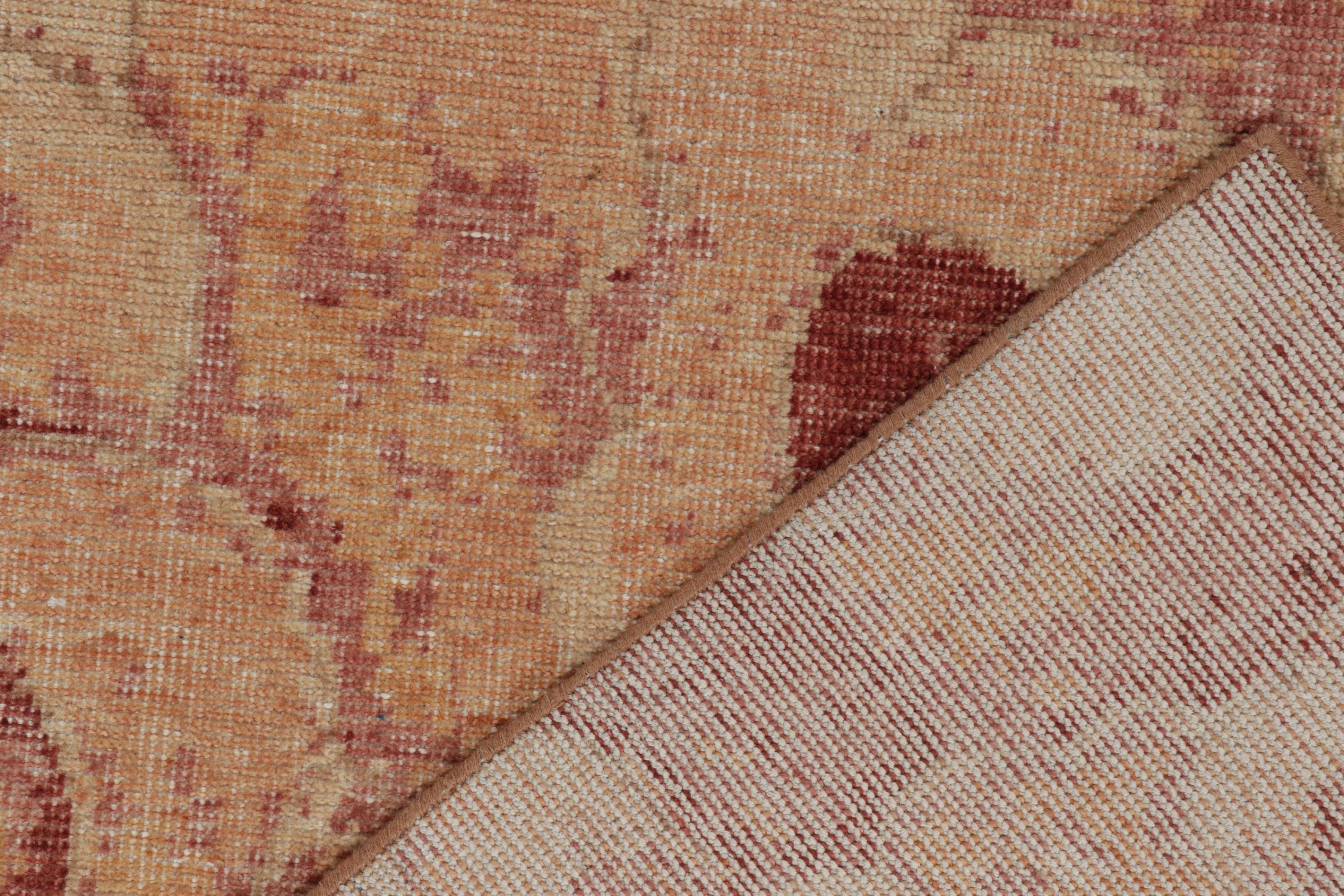 Rug & Kilim's Distressed Style Modern Rug in Red & Gold Abstract Pattern (Tapis moderne au style vieilli avec un motif abstrait rouge et or) Neuf - En vente à Long Island City, NY