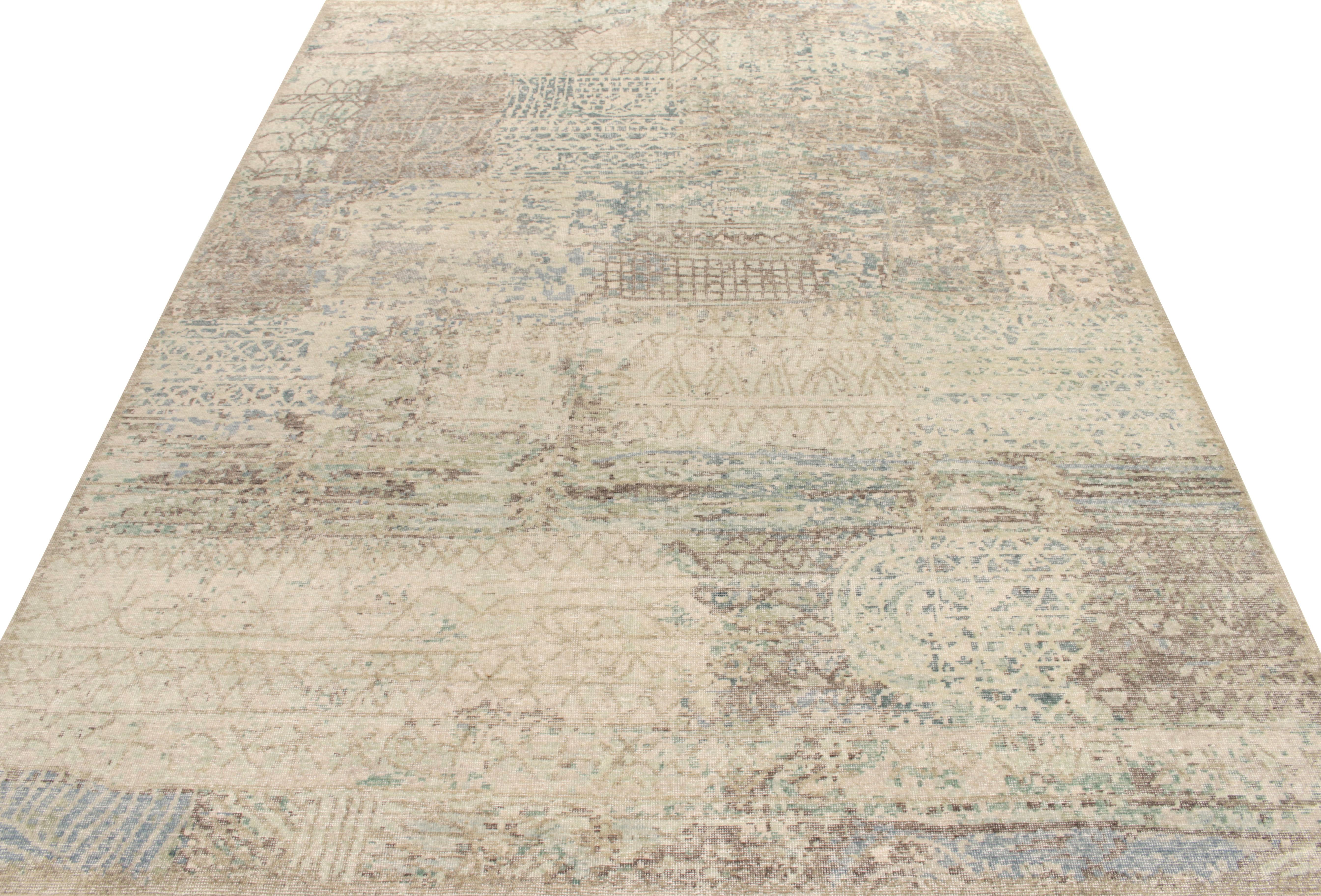 Aus der Homage Collection'S von Rug & Kilim, ein abstrakter Teppich in der Größe 9x12 im Distressed-Stil, der schick und modern zugleich ist. Er spielt mit dem Positiv-Negativ in silbergrauen und himmelblauen Farbtönen, um einen reflektierenden Ton