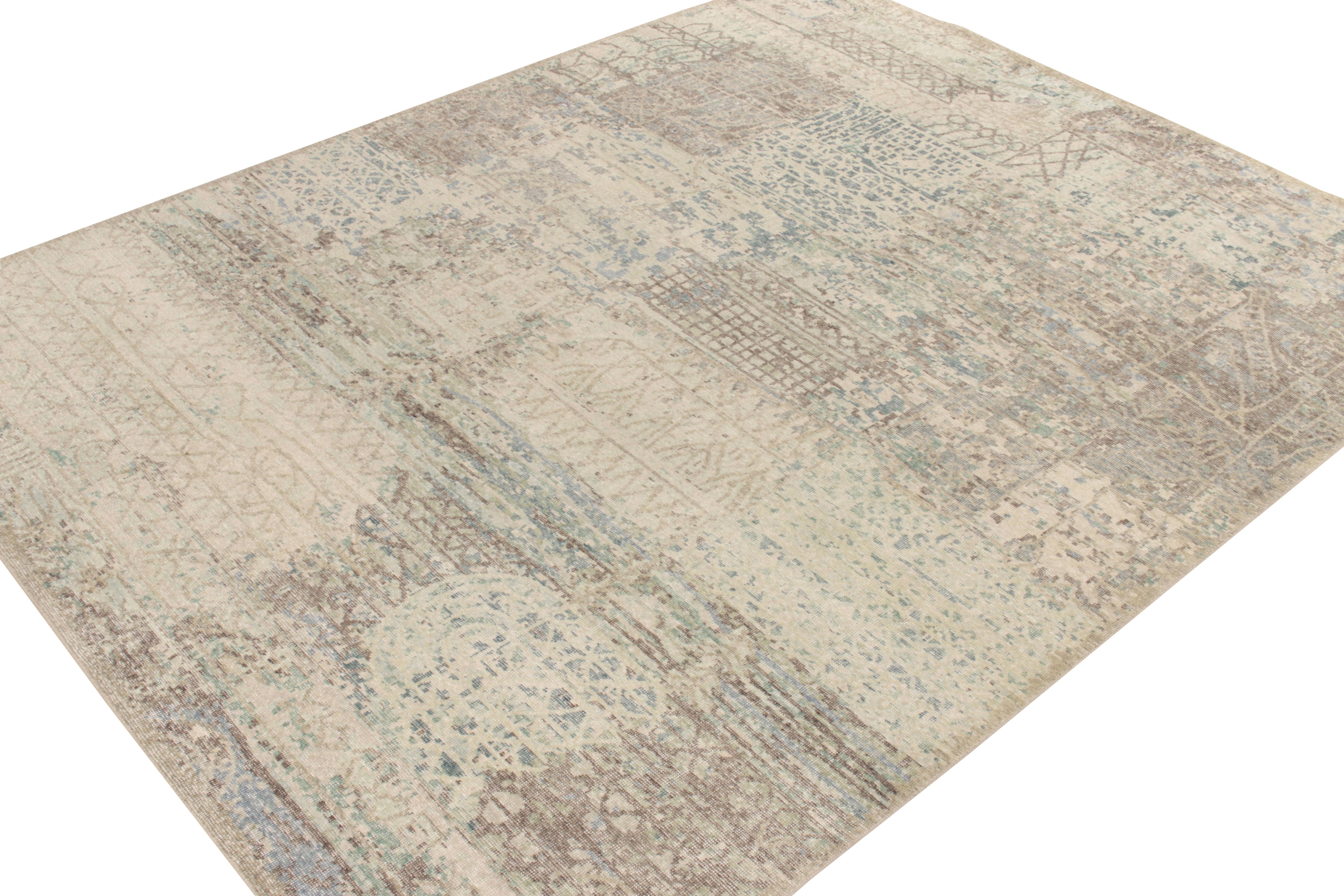 Rug & Kilim's Moderner Teppich im Distressed-Stil in Silber-Grau, blaues abstraktes Muster (Indisch) im Angebot