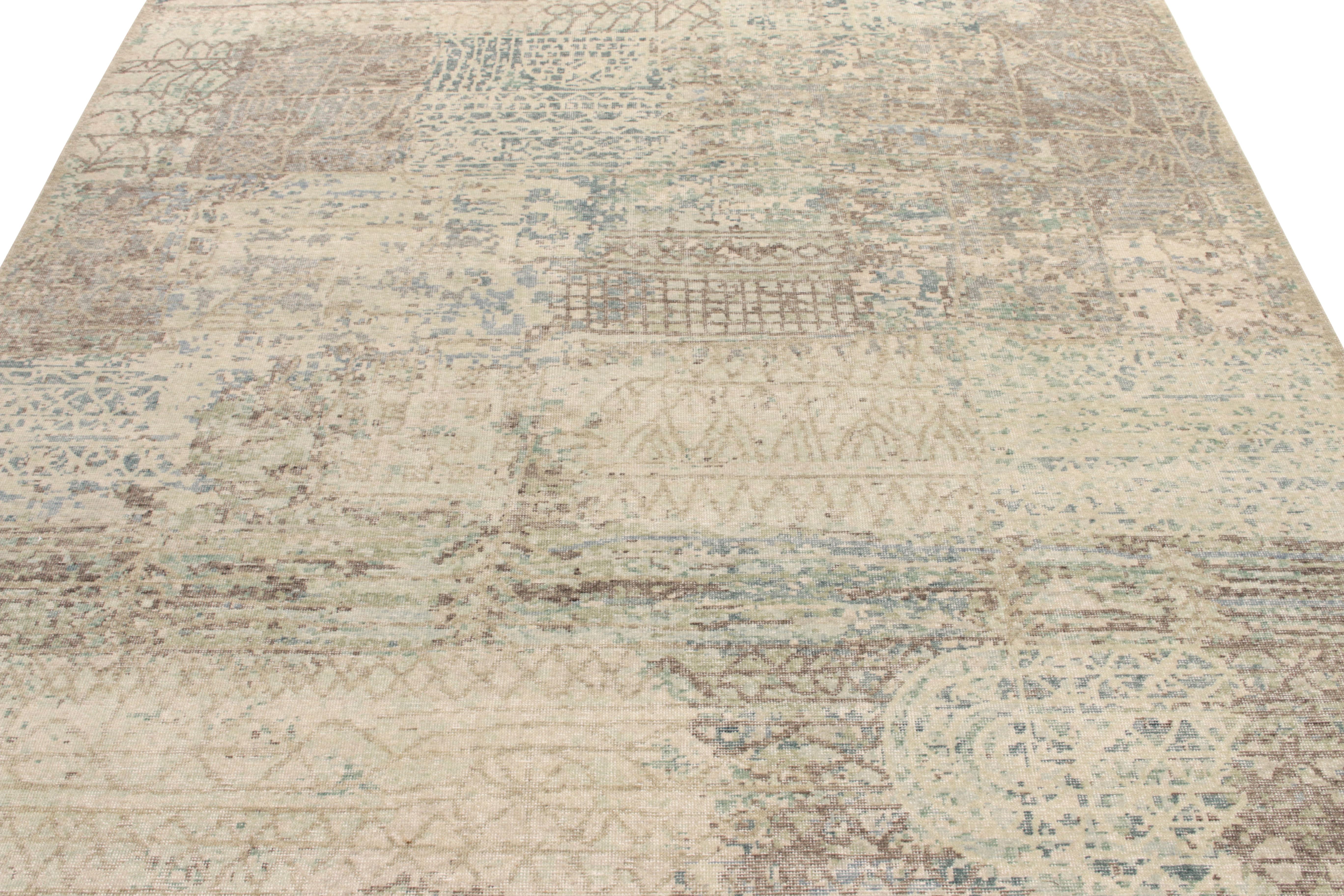 Rug & Kilim's Moderner Teppich im Distressed-Stil in Silber-Grau, blaues abstraktes Muster (Handgeknüpft) im Angebot
