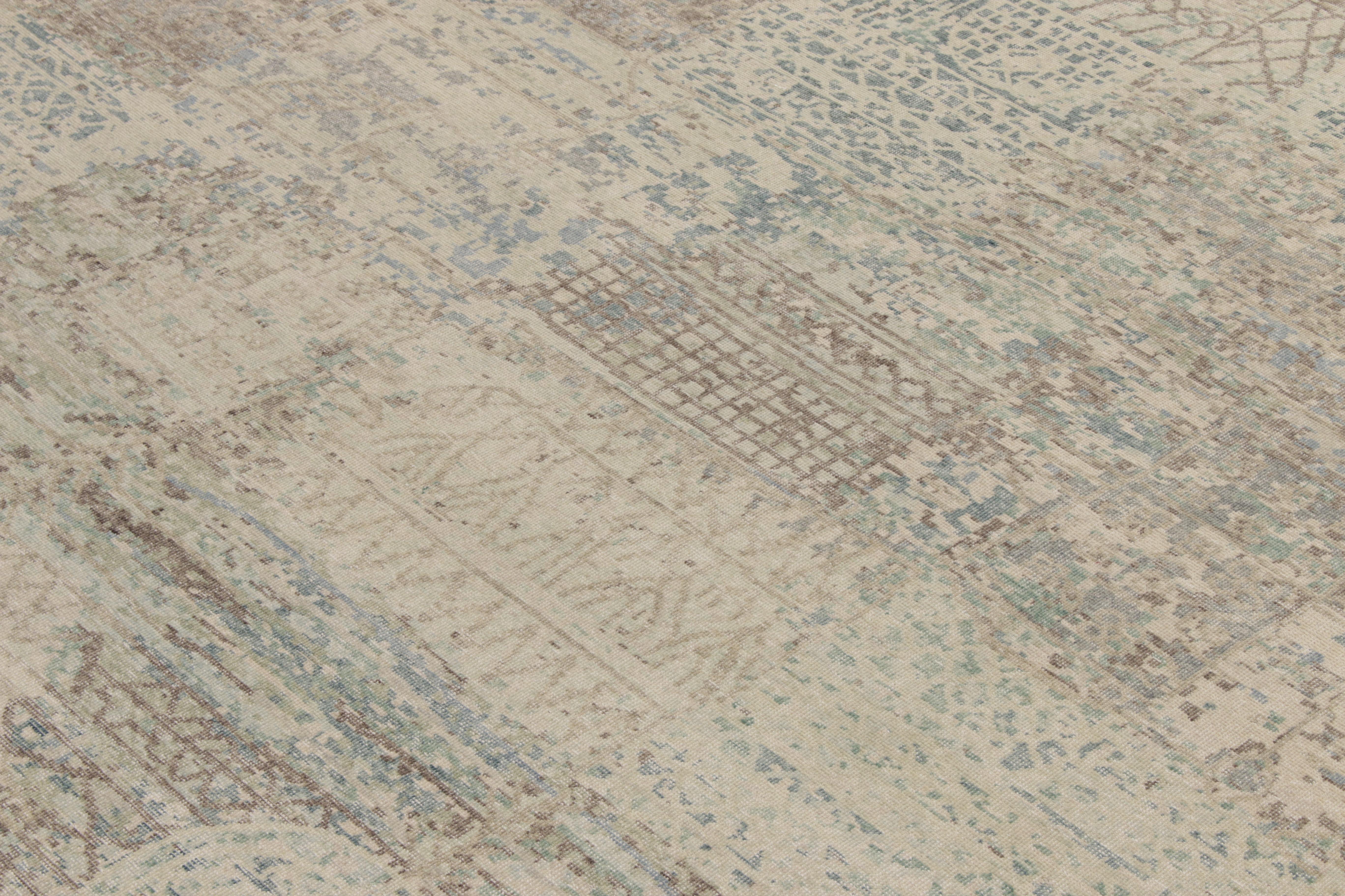 Rug & Kilim's Moderner Teppich im Distressed-Stil in Silber-Grau, blaues abstraktes Muster im Zustand „Neu“ im Angebot in Long Island City, NY