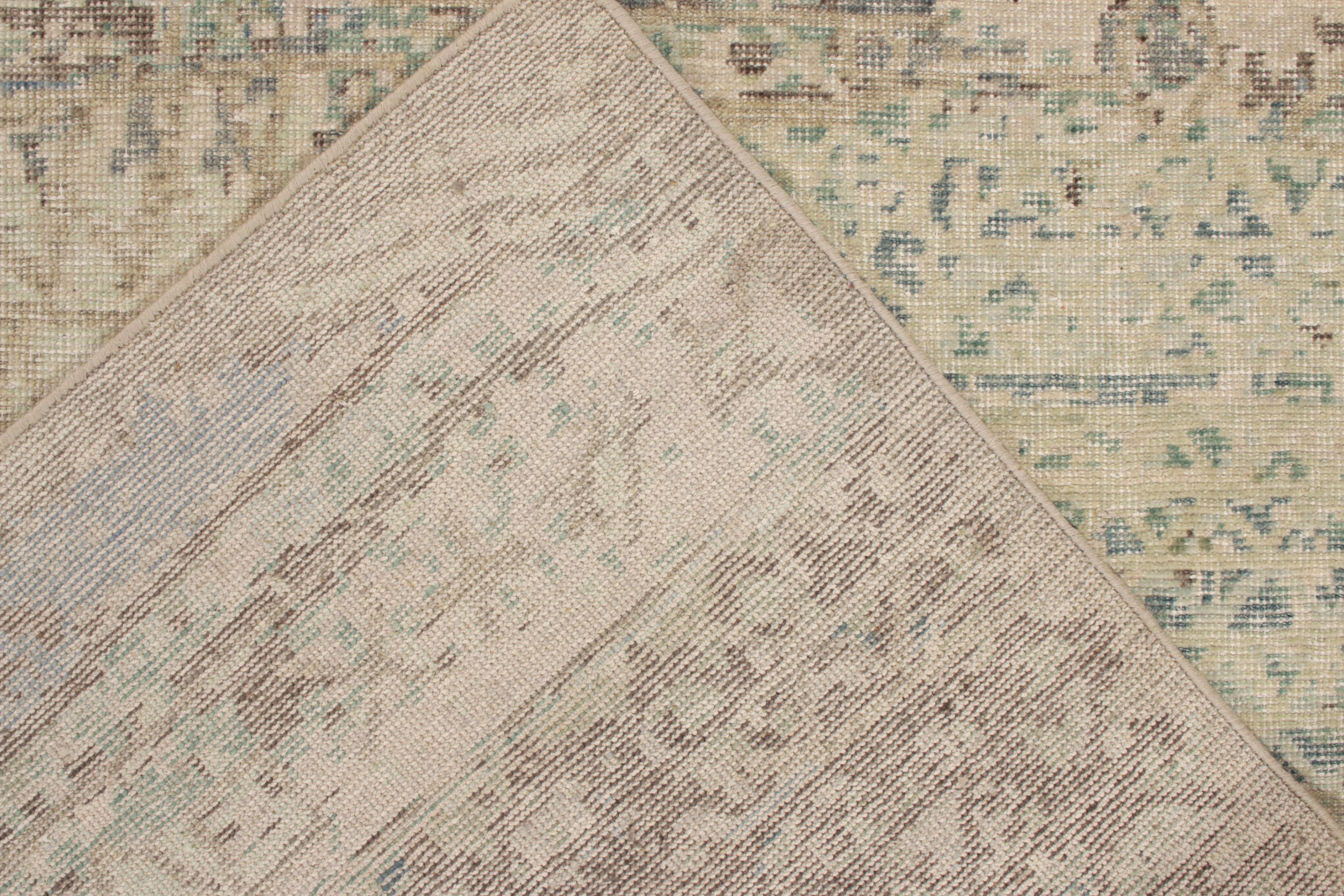 Rug & Kilim's Moderner Teppich im Distressed-Stil in Silber-Grau, blaues abstraktes Muster (21. Jahrhundert und zeitgenössisch) im Angebot