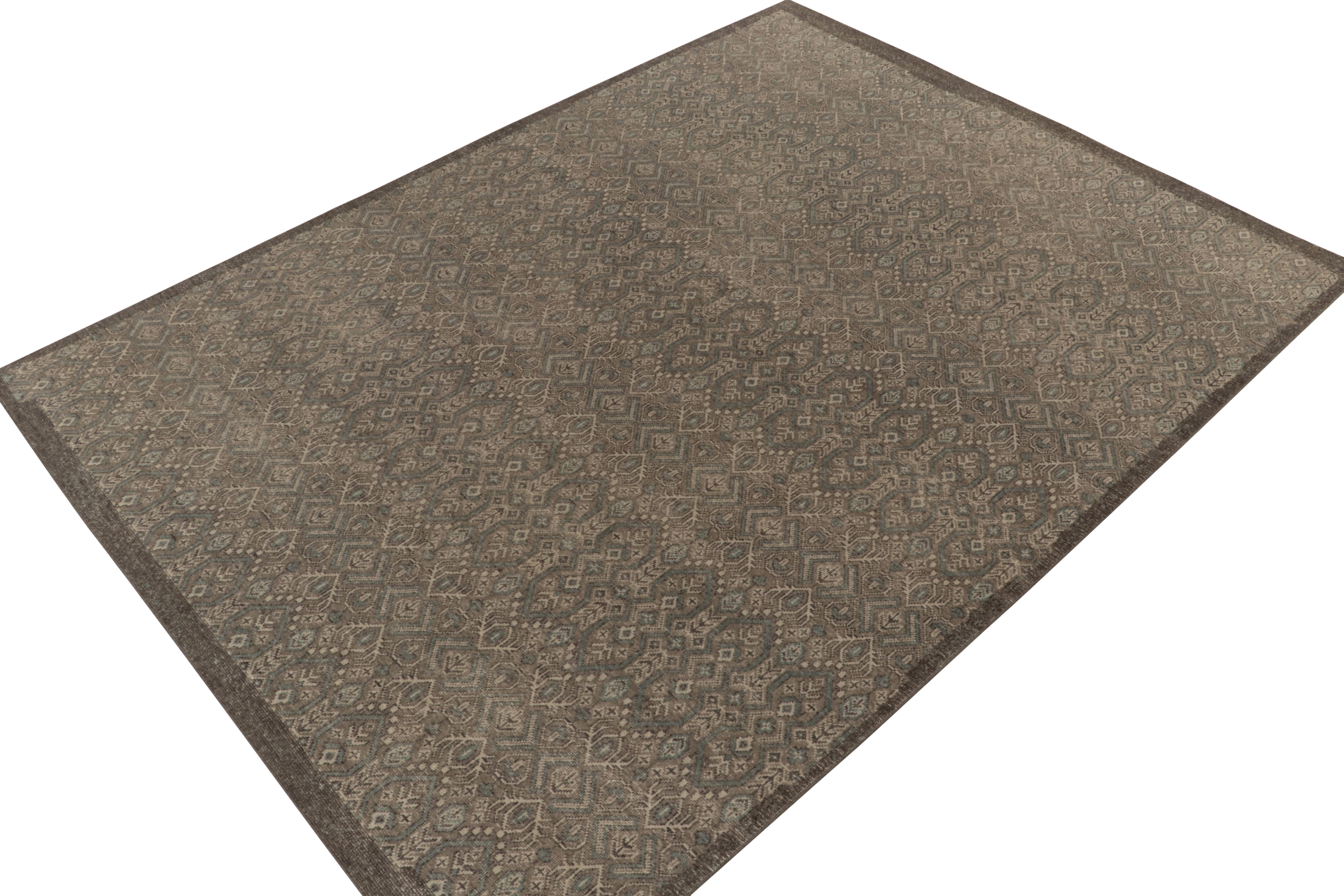 Una brillante alfombra de lana anudada a mano de 9x12 de la Colección Homenaje de Rug & Kilim, una inteligente enciclopedia de motivos y estética icónica. 

Esta creación presenta una versión rústica y moderna del estilo tribal en beige-marrón y