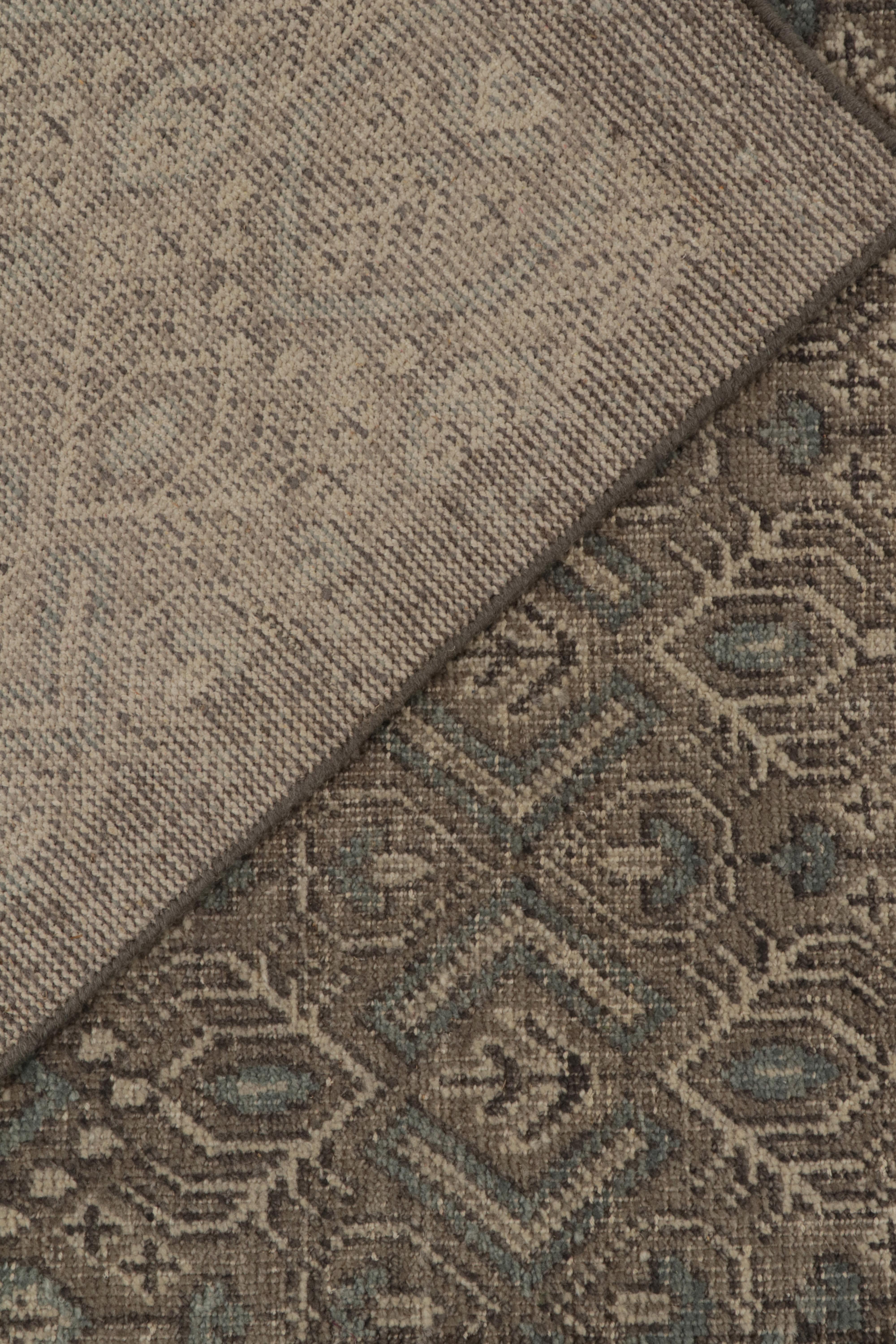 Alfombra de estilo desgastado Rug & Kilim en beige-marrón, estampado geométrico azul egeo Siglo XXI y contemporáneo en venta