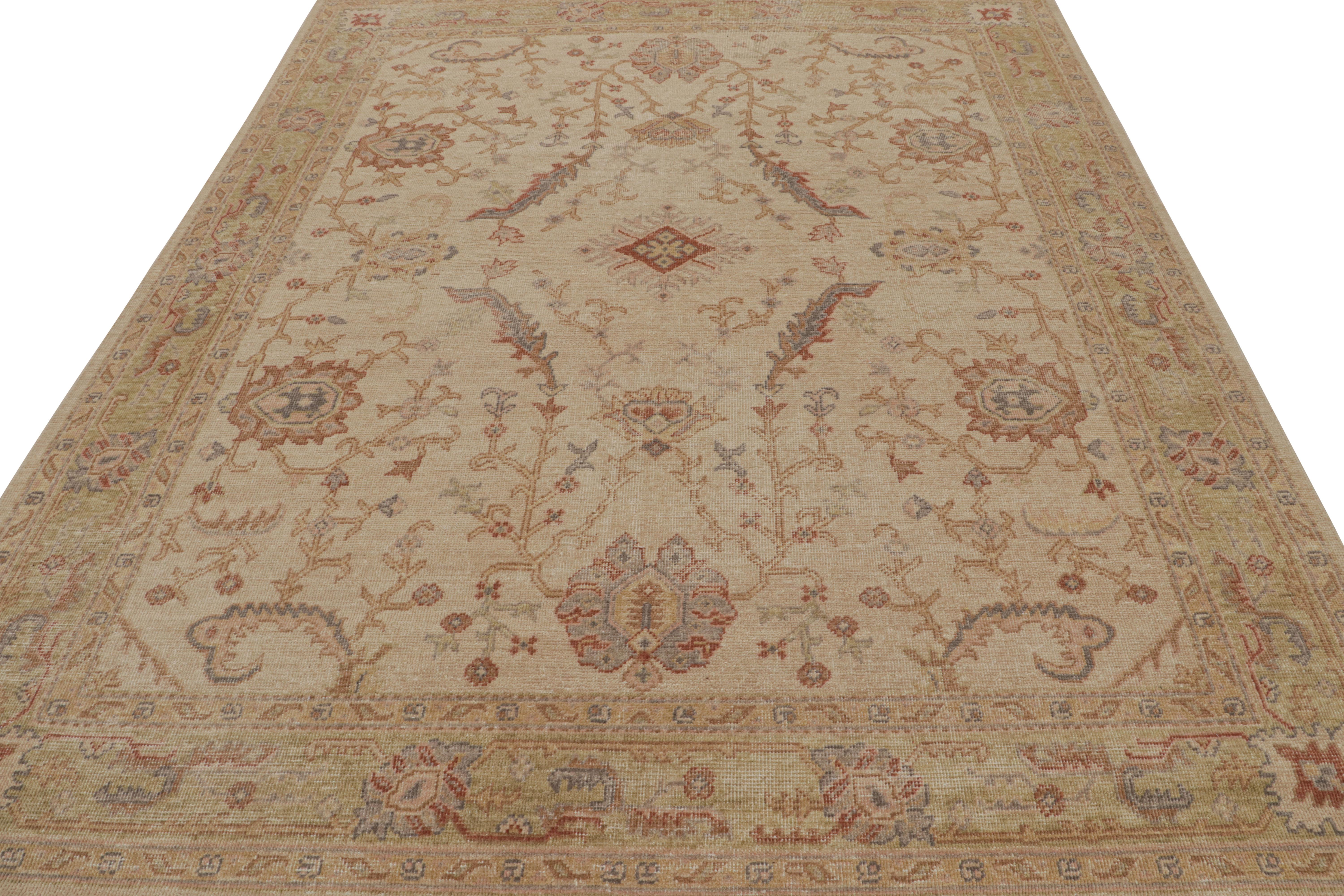 Moderno Rug & Kilim è un tappeto in stile Distressed con motivi geometrici beige-marrone e verdi. in vendita