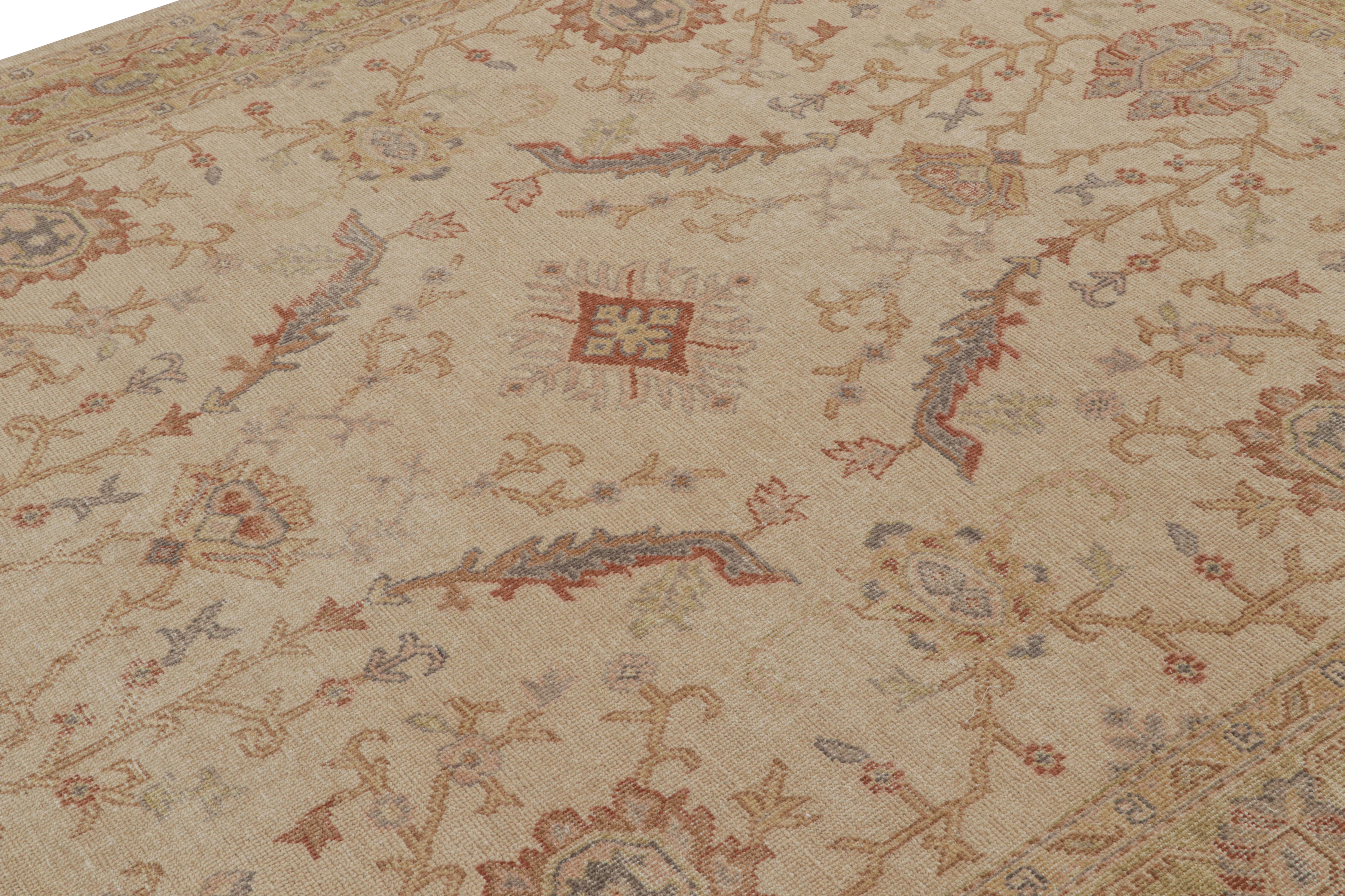 Indiano Rug & Kilim è un tappeto in stile Distressed con motivi geometrici beige-marrone e verdi. in vendita