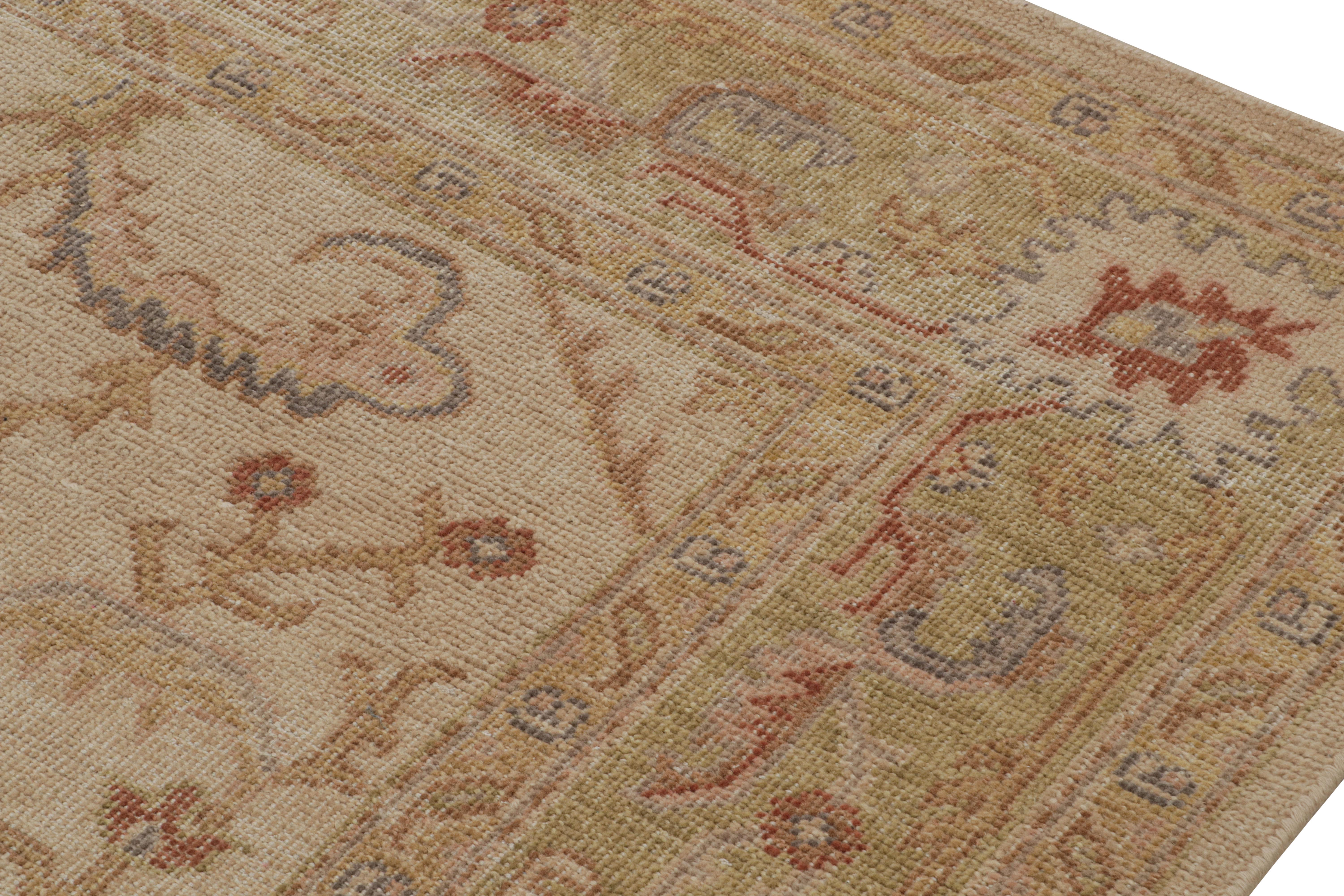 Annodato a mano Rug & Kilim è un tappeto in stile Distressed con motivi geometrici beige-marrone e verdi. in vendita