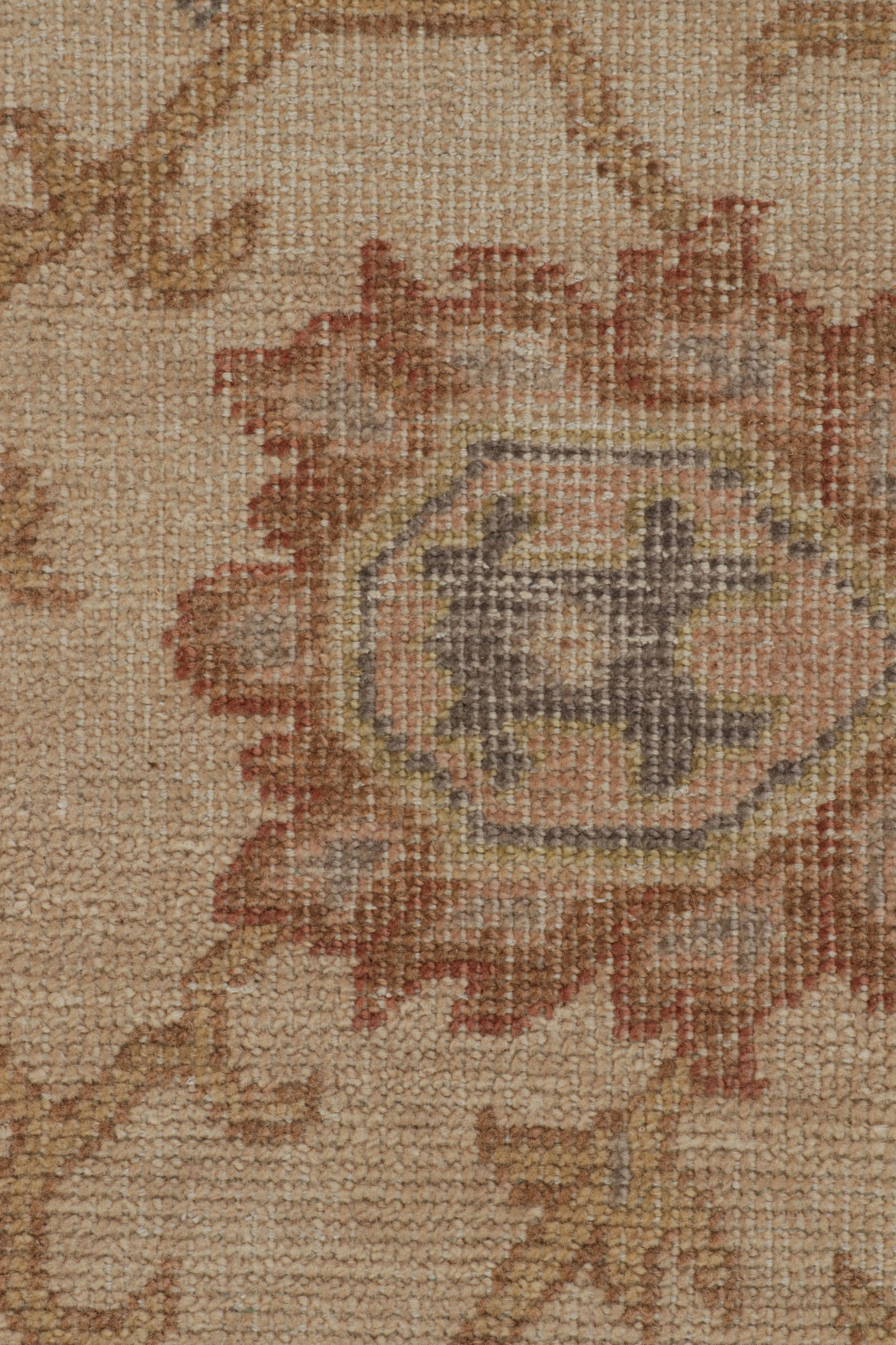 Rug & Kilim è un tappeto in stile Distressed con motivi geometrici beige-marrone e verdi. In condizioni Nuovo in vendita a Long Island City, NY
