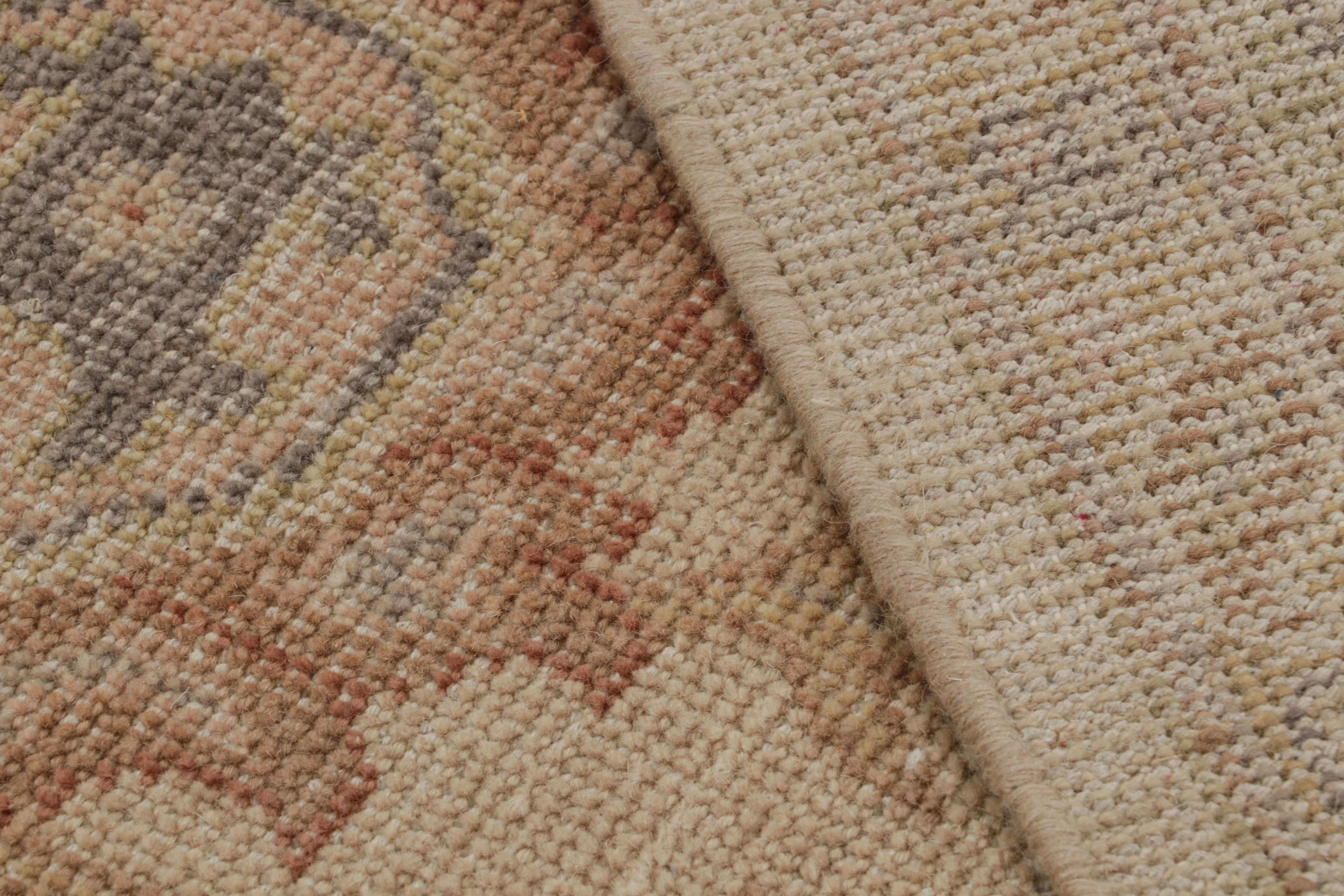 XXI secolo e contemporaneo Rug & Kilim è un tappeto in stile Distressed con motivi geometrici beige-marrone e verdi. in vendita
