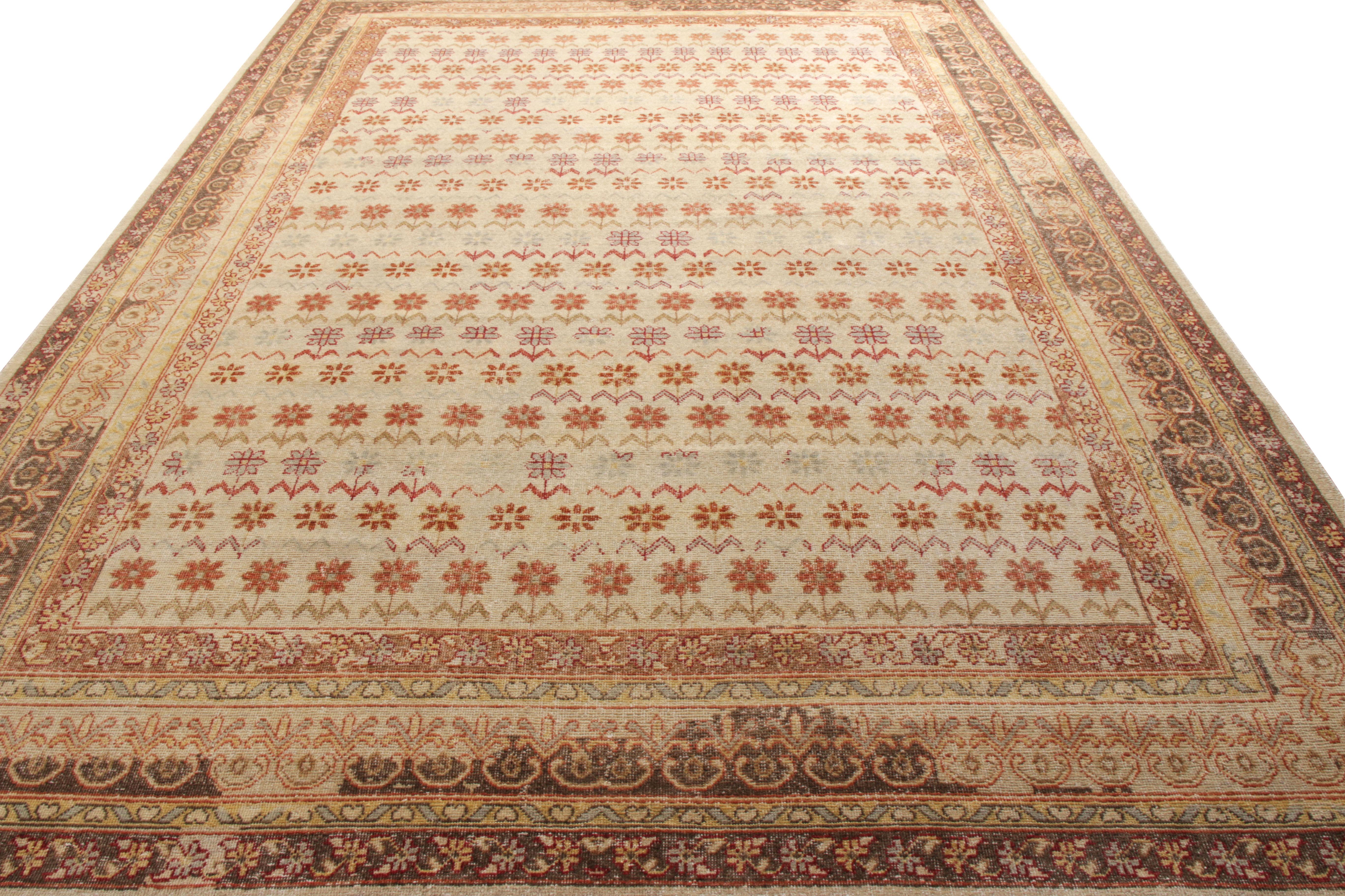 Un'ode allo stile tradizionale 10 x 13. Rug & Kilim dà il benvenuto a questo tappeto annodato a mano nella sua Homage Collection, in stile angosciato. Con i tratti caratteristici di questa linea, il tappeto ha un aspetto shabby chic grazie al suo