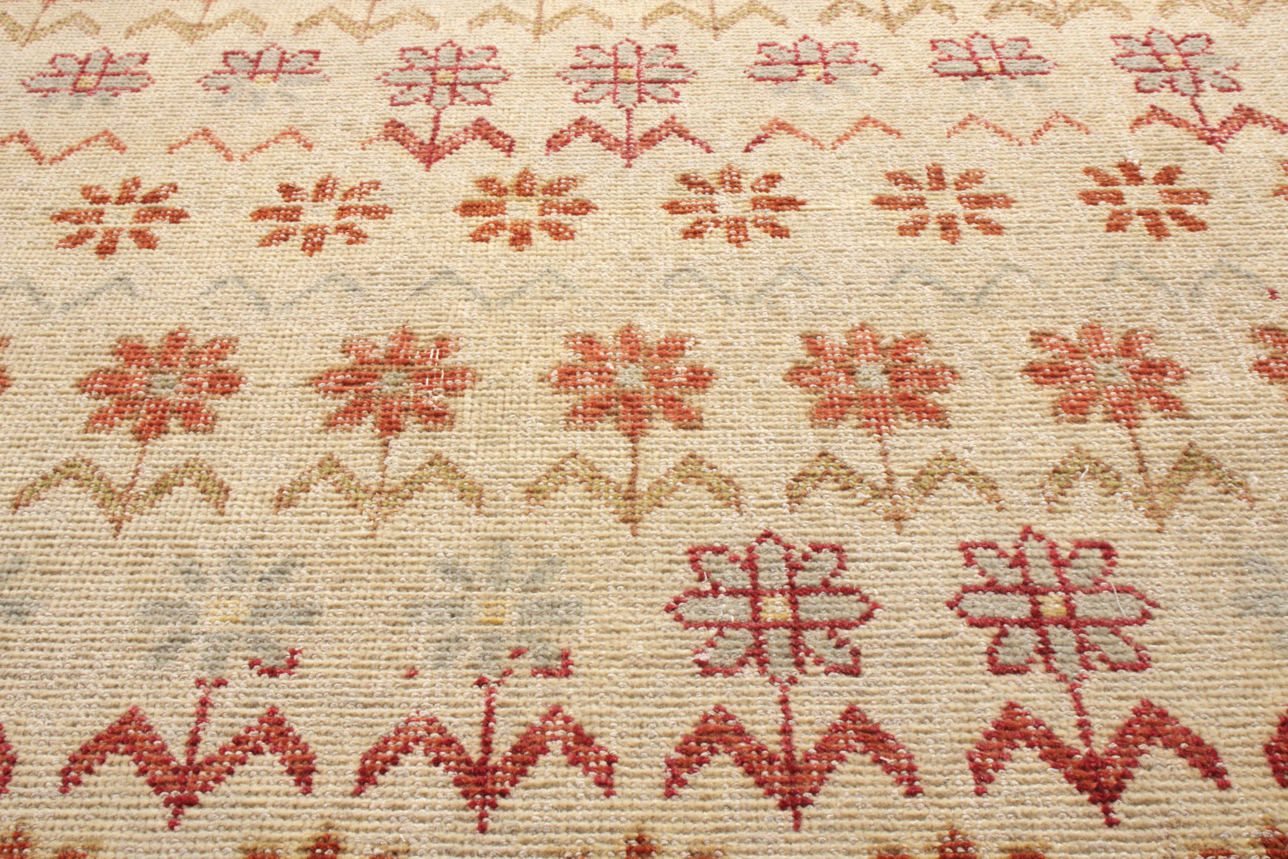 Indiano Rug & Kilim: Tappeto in stile Distressed con motivo floreale beige-marrone e rosso in vendita