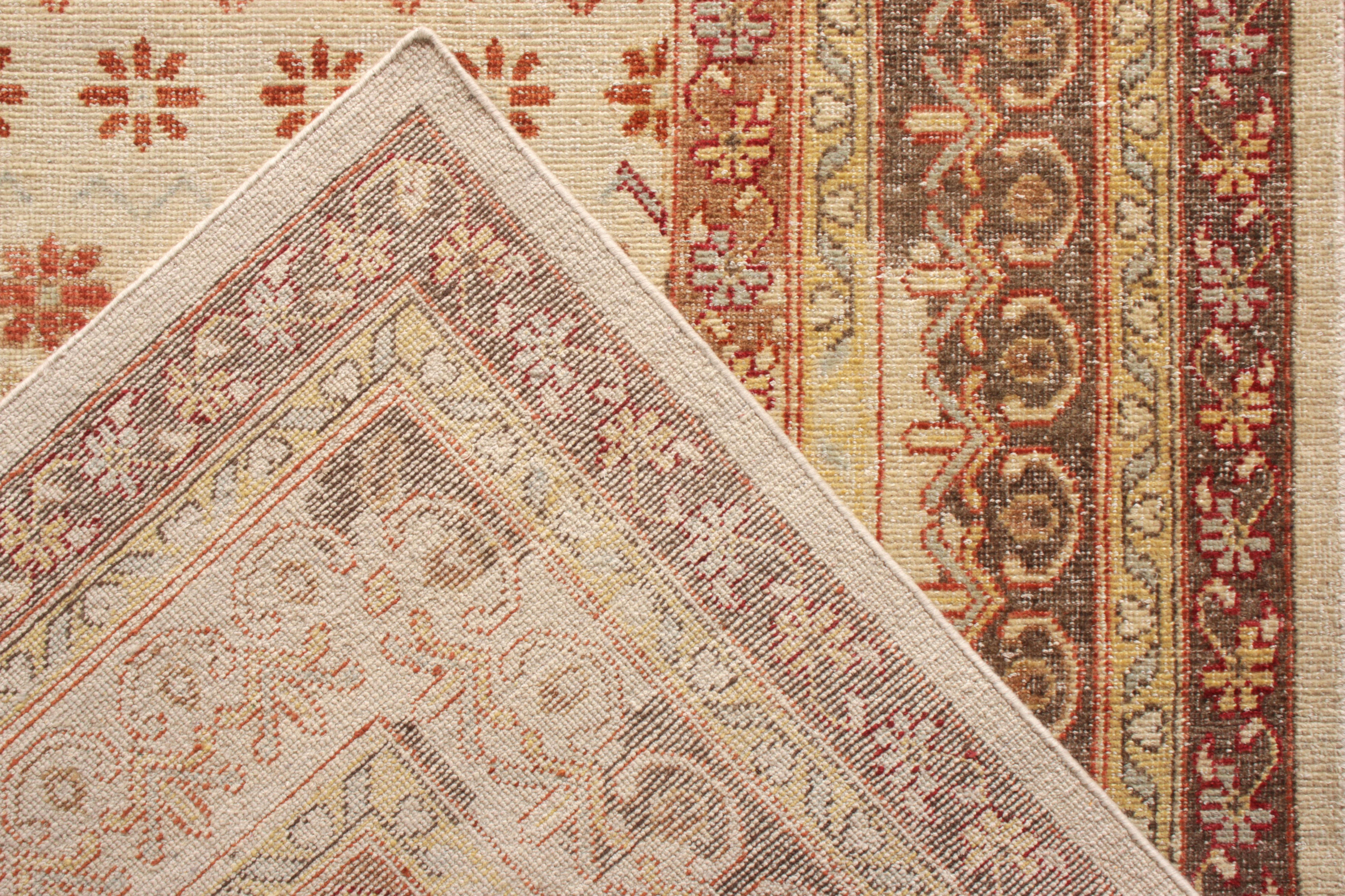 Annodato a mano Rug & Kilim: Tappeto in stile Distressed con motivo floreale beige-marrone e rosso in vendita