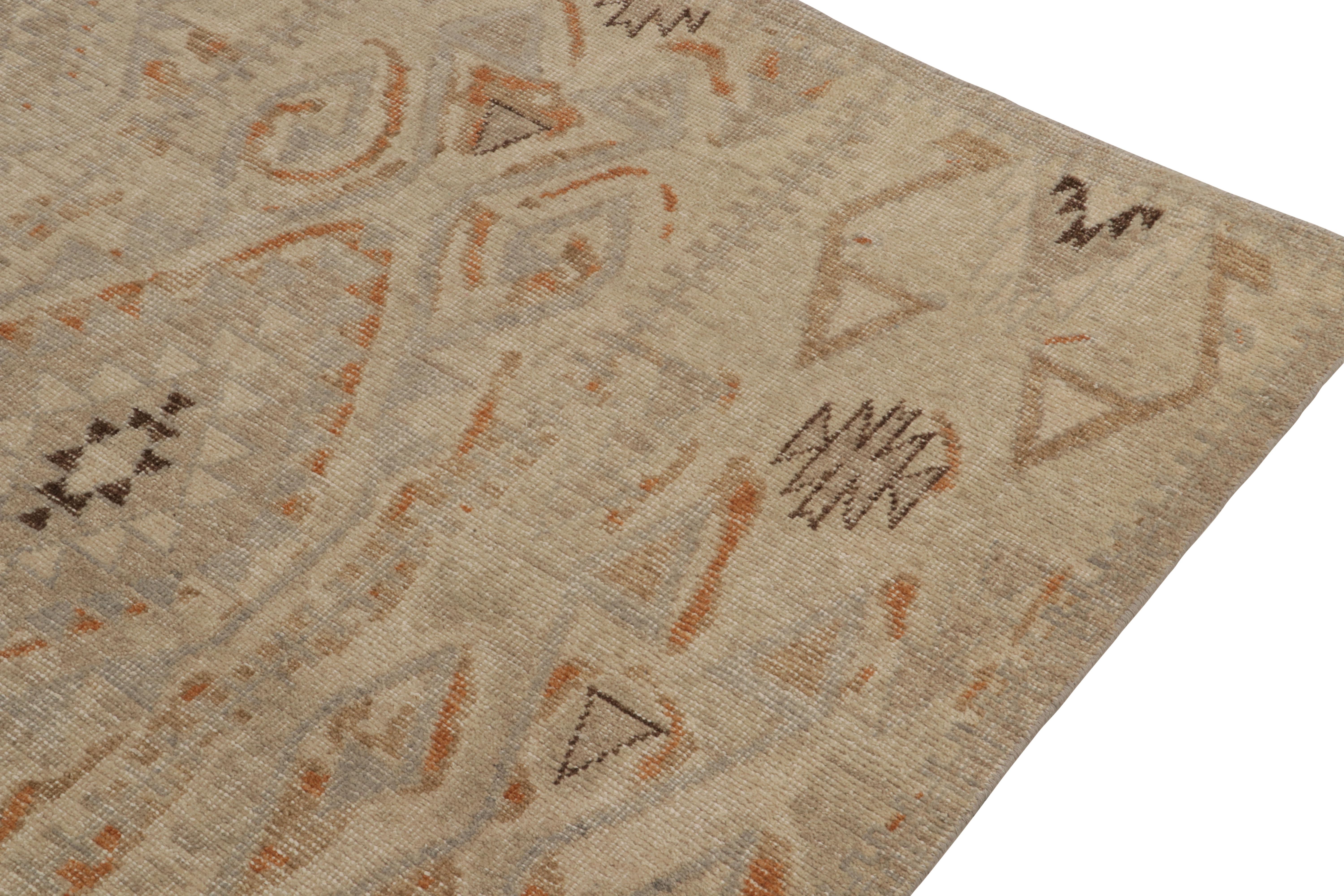 Rug & Kilim's Distressed Style Teppich in Beige-Braun, Blau & Rost Tribal-Mustern (Handgeknüpft) im Angebot