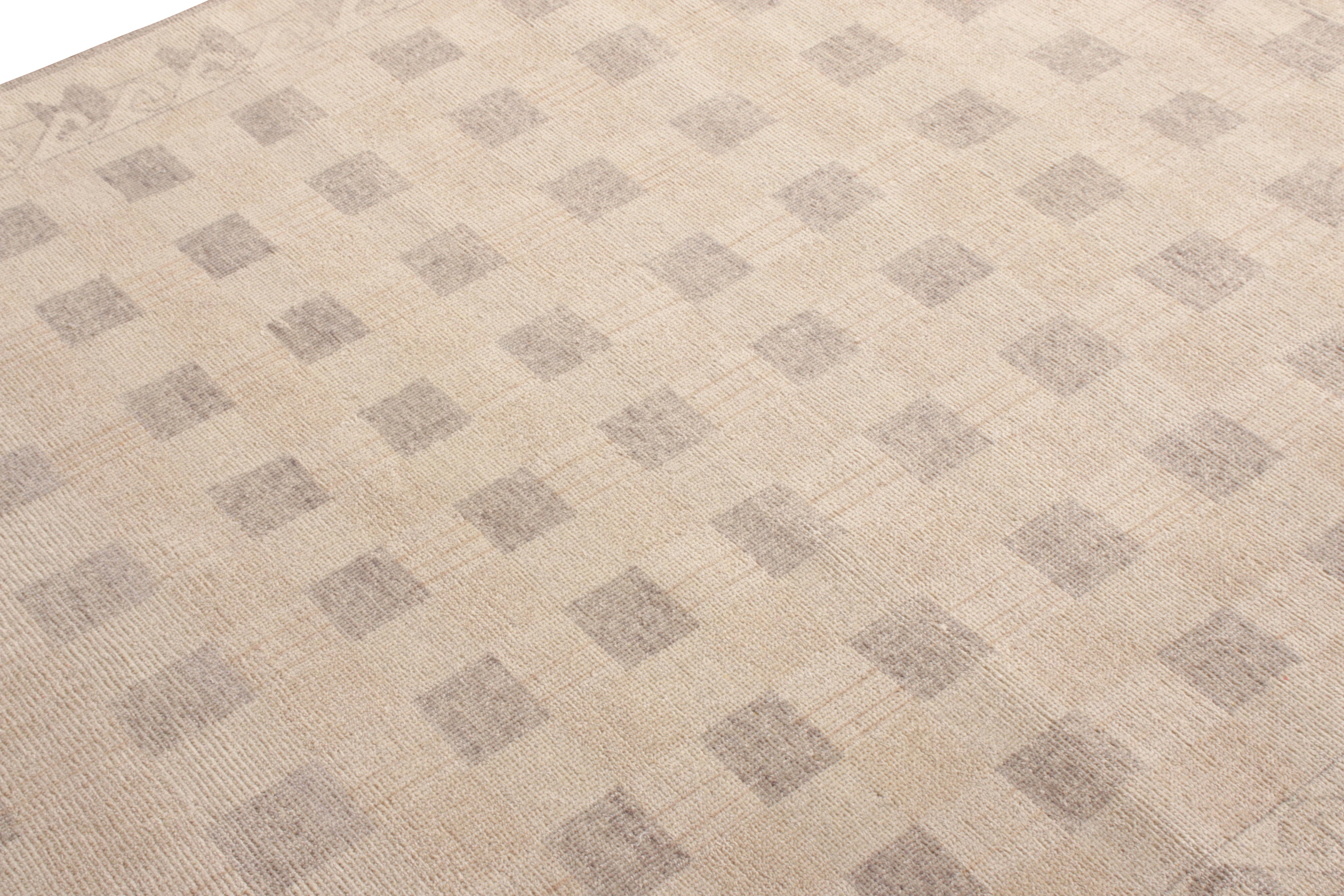Rug & Kilim's Distressed Style Teppich in Beige-Braun, violettes geometrisches Muster (Indisch) im Angebot