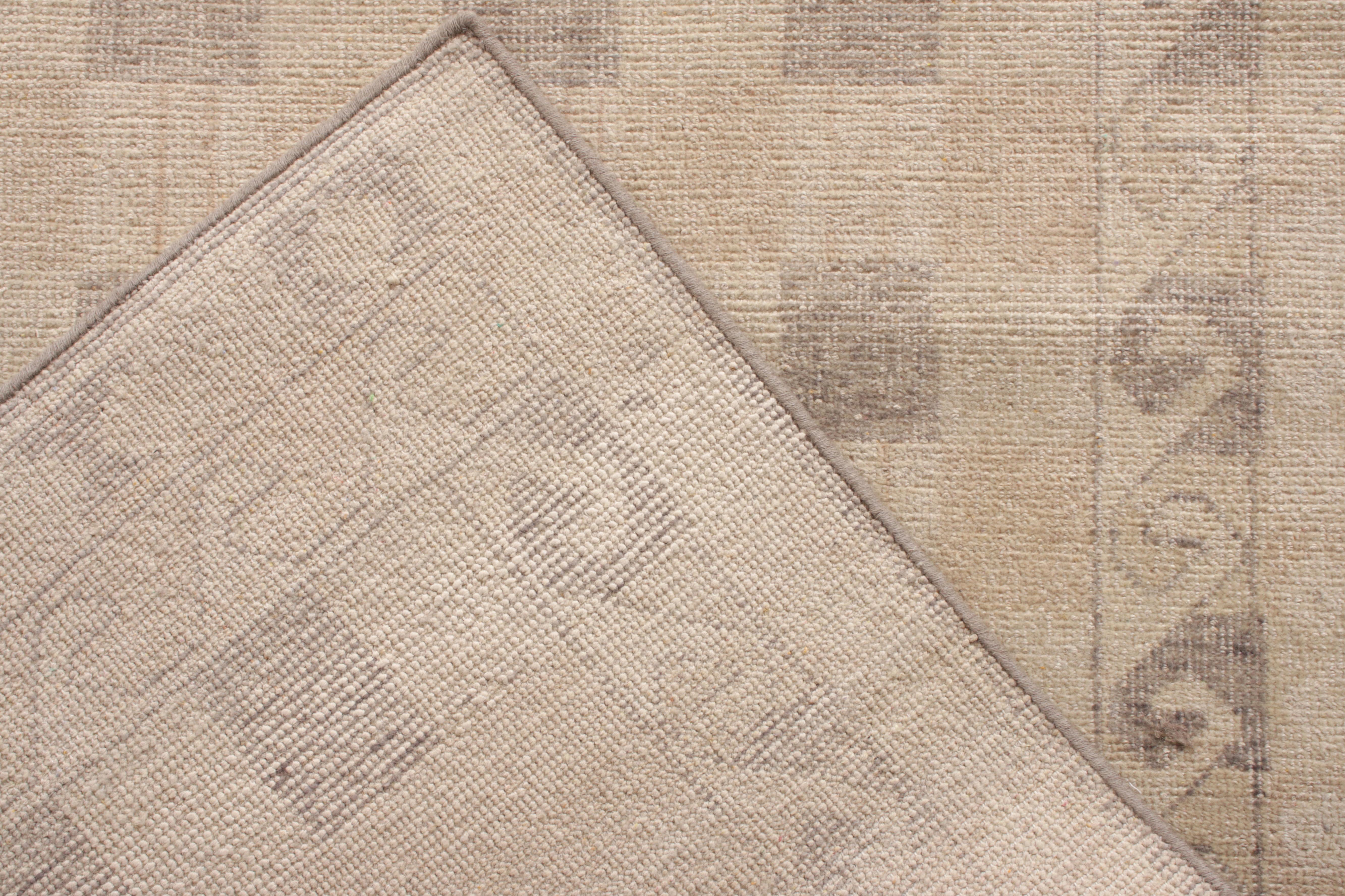 Annodato a mano Rug & Kilim - Tappeto in stile Distressed in beige-marrone, motivo geometrico viola in vendita