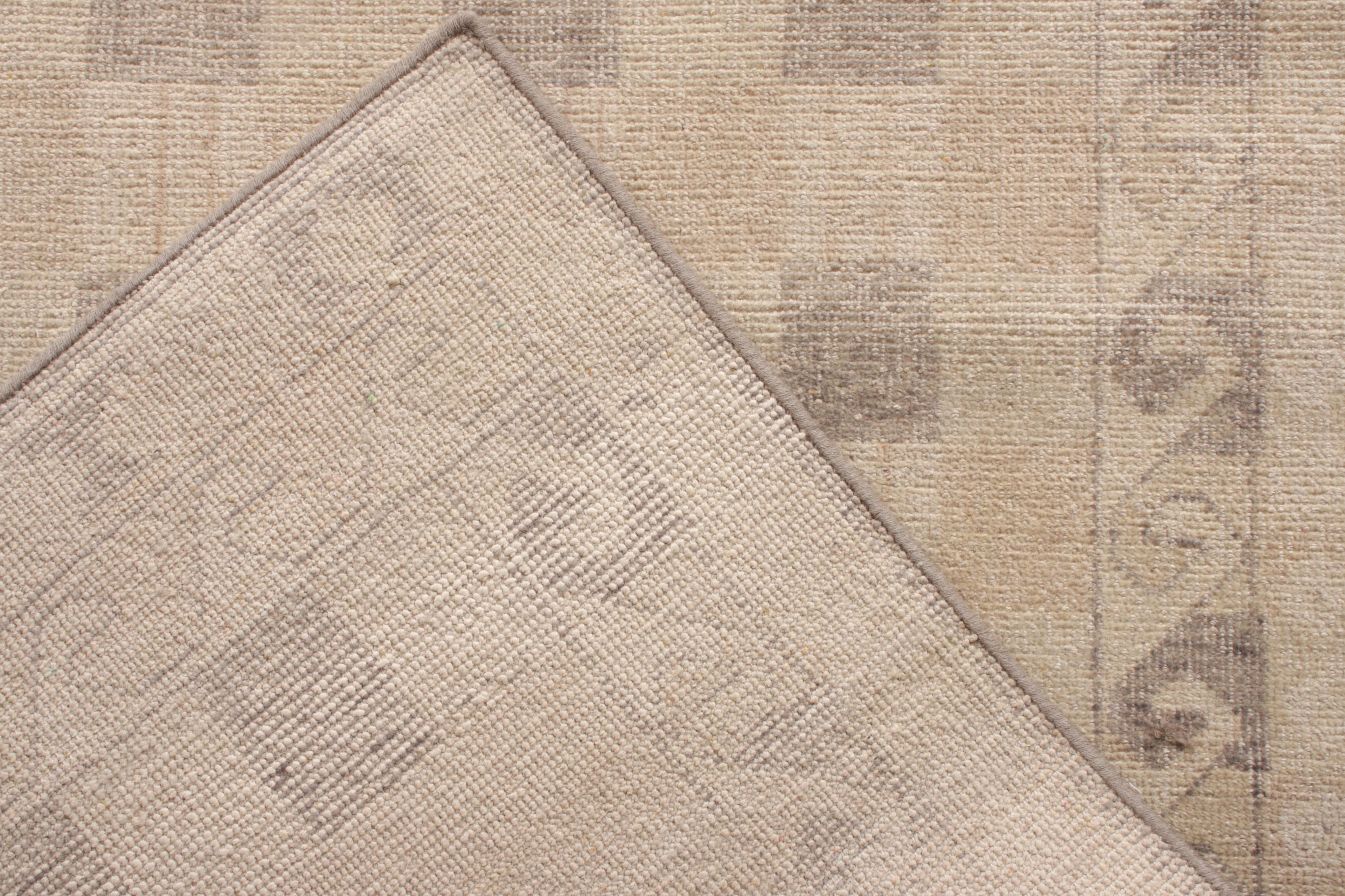 Rug & Kilim's Distressed Style Teppich in Beige-Braun, violettes geometrisches Muster (Handgeknüpft) im Angebot