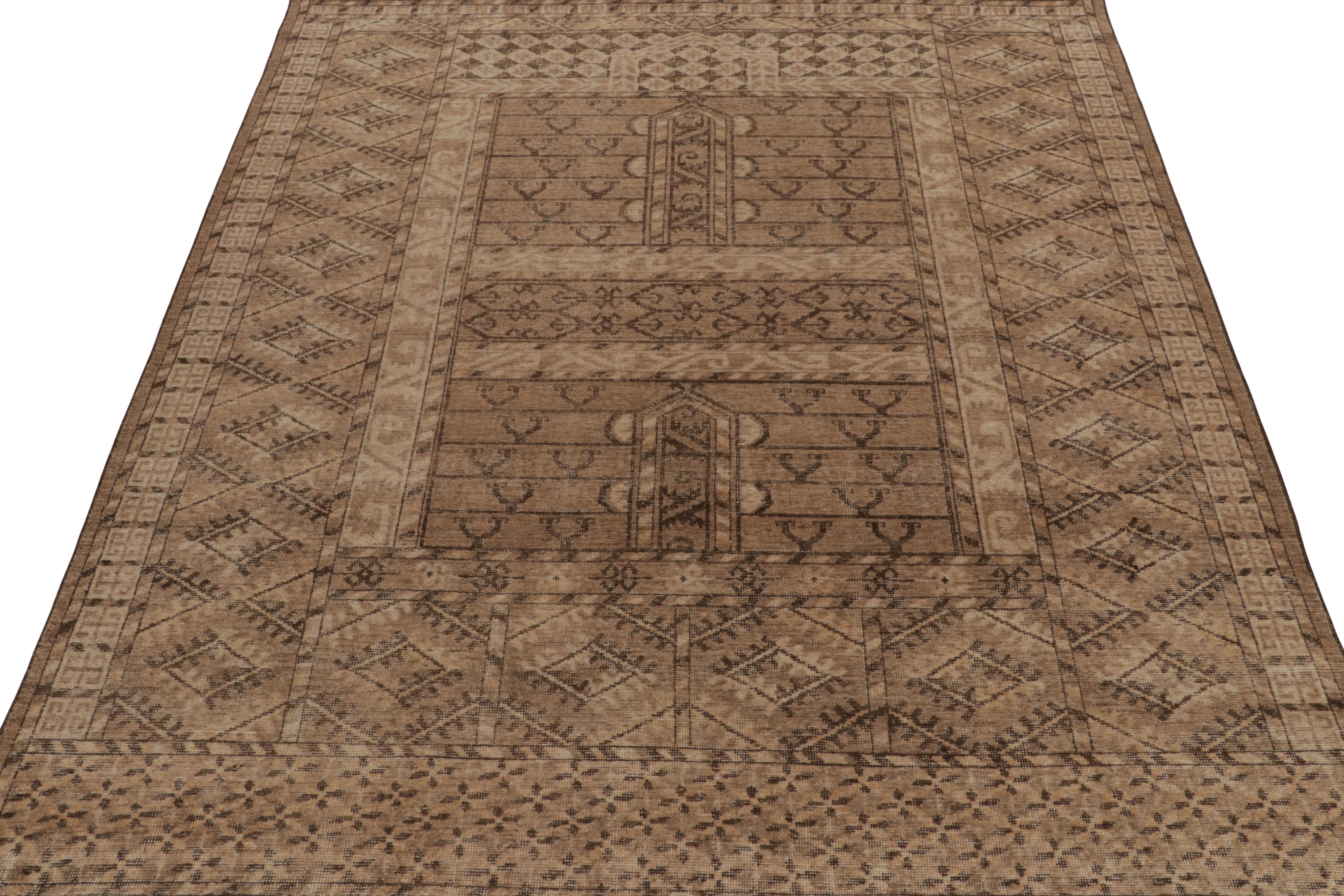 Rug & Kilim's Distressed Style Teppich in Beige und Braun mit Tribal-Muster (Stammeskunst) im Angebot