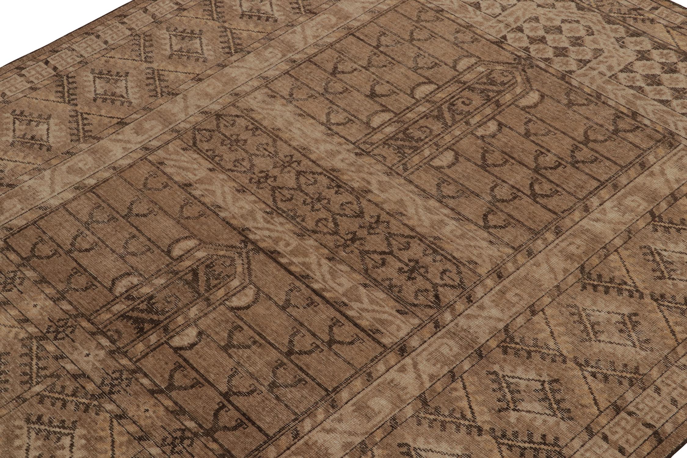 Rug & Kilim's Distressed Style Teppich in Beige & Brown Stammesmustern (Indisch) im Angebot