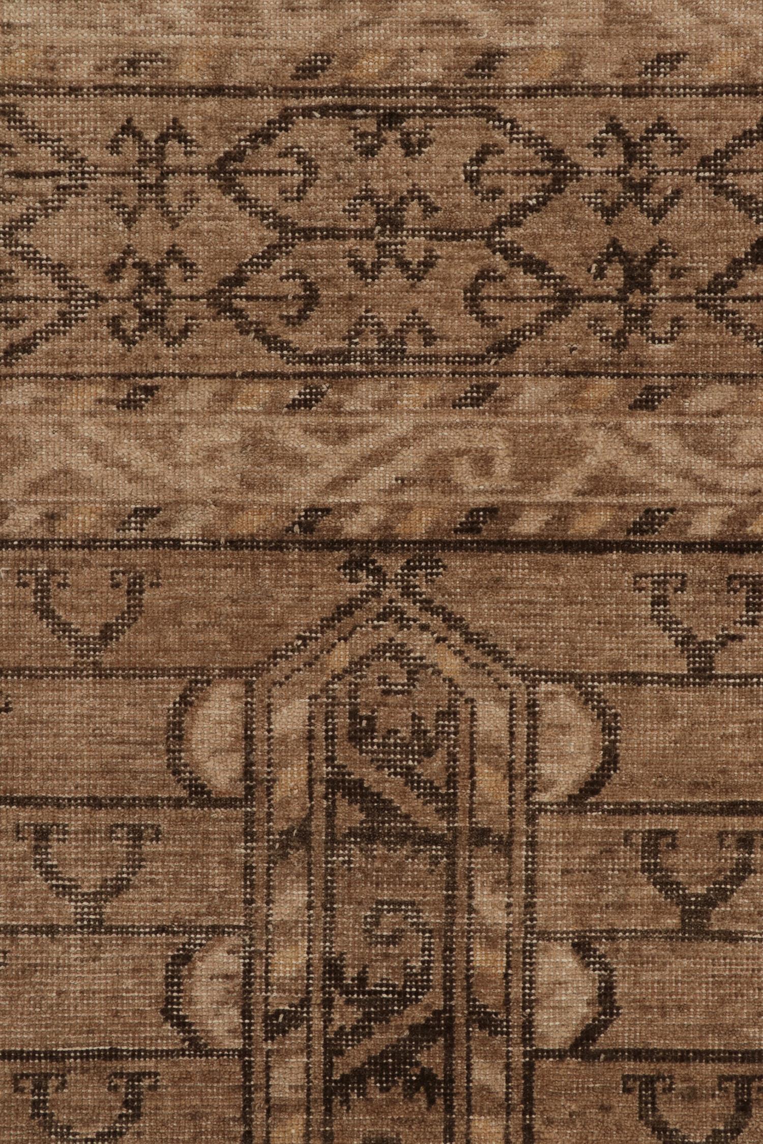 Rug & Kilim's Distressed Style Teppich in Beige und Braun mit Tribal-Muster (Handgeknüpft) im Angebot