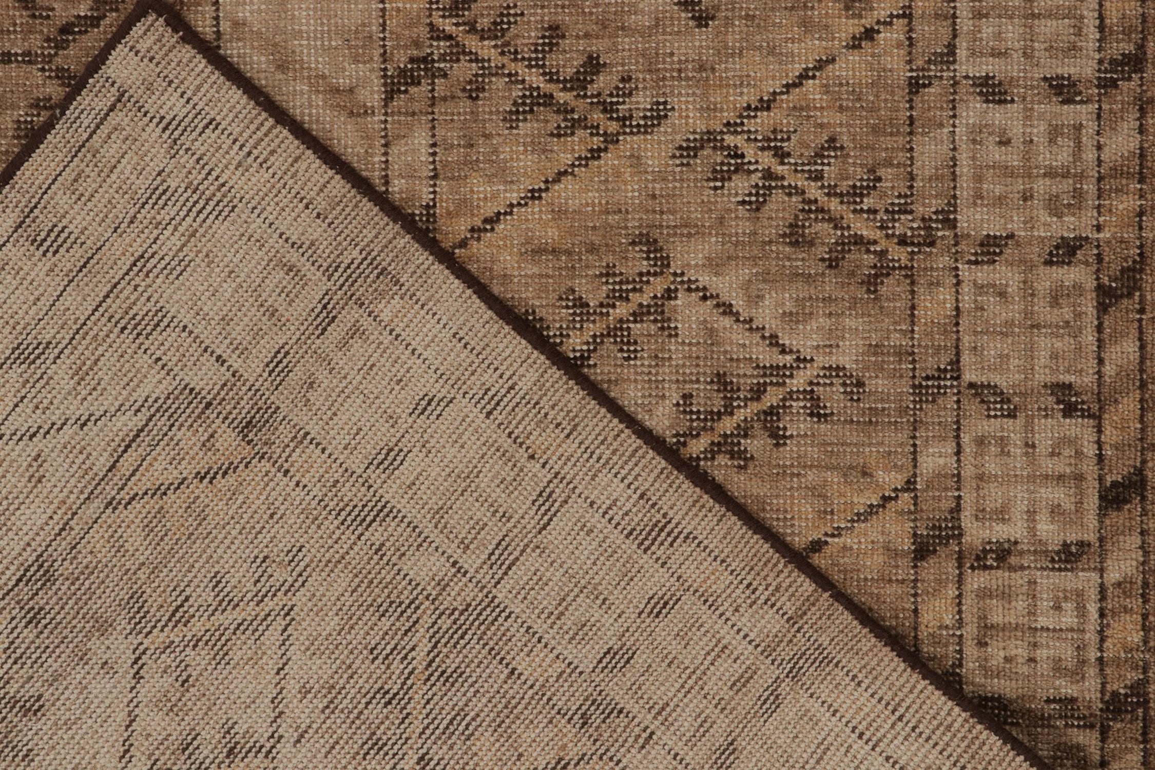Rug & Kilim's Distressed Style Teppich in Beige & Brown Stammesmustern im Zustand „Neu“ im Angebot in Long Island City, NY