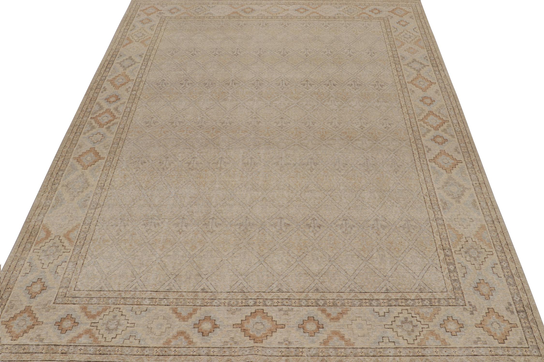 Rug & Kilim's Distressed Style Teppich in Beige, Grau und Blau Geometrisches Muster (Indisch) im Angebot
