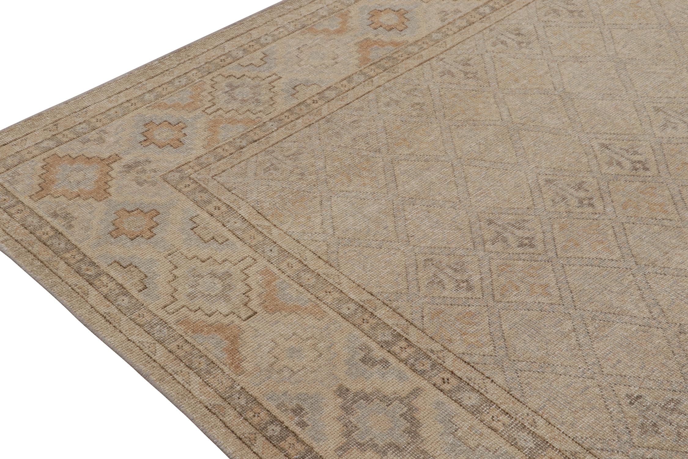Rug & Kilim - Tappeto in stile Distressed con motivo geometrico beige, grigio e blu In condizioni Nuovo in vendita a Long Island City, NY