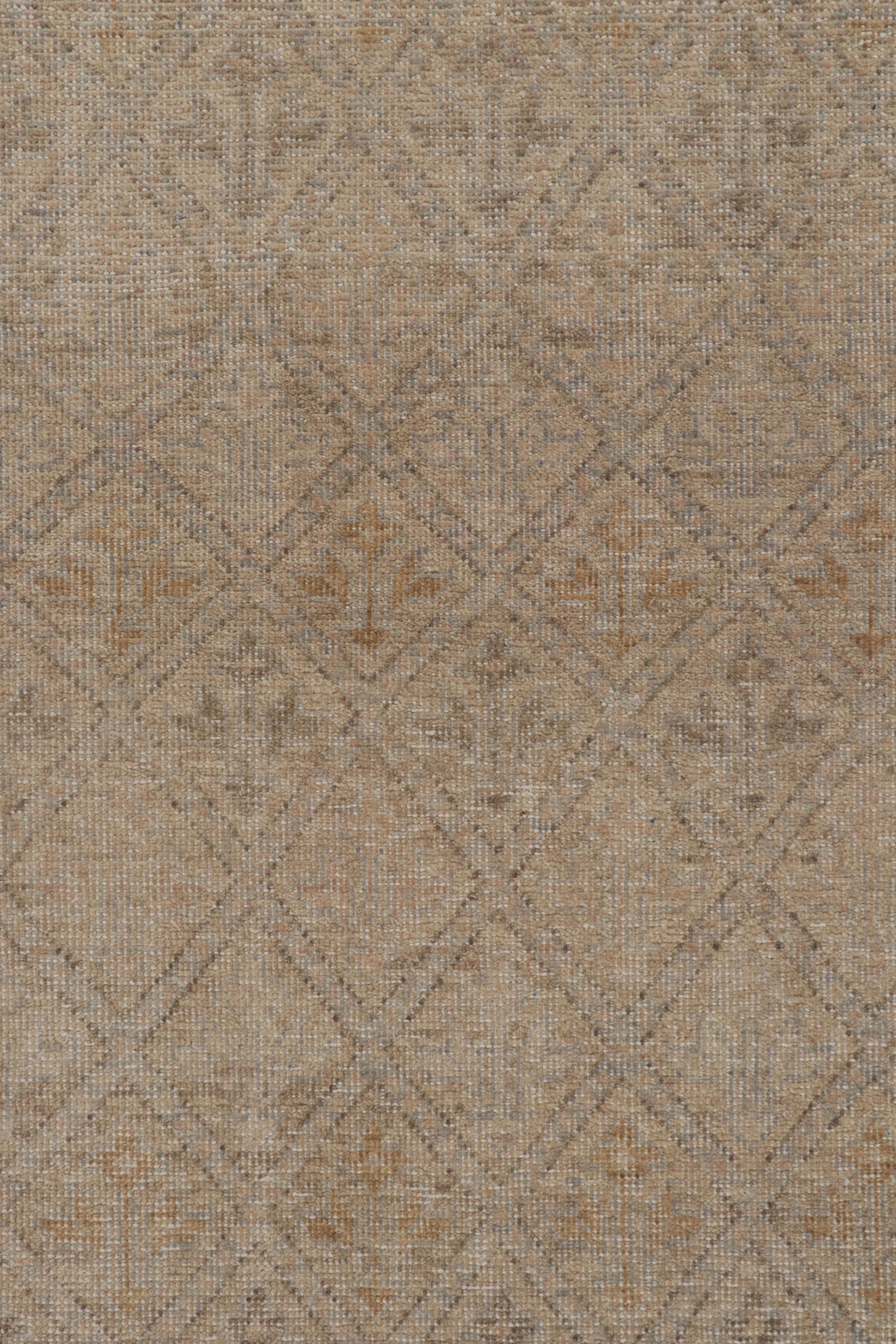 XXI secolo e contemporaneo Rug & Kilim - Tappeto in stile Distressed con motivo geometrico beige, grigio e blu in vendita